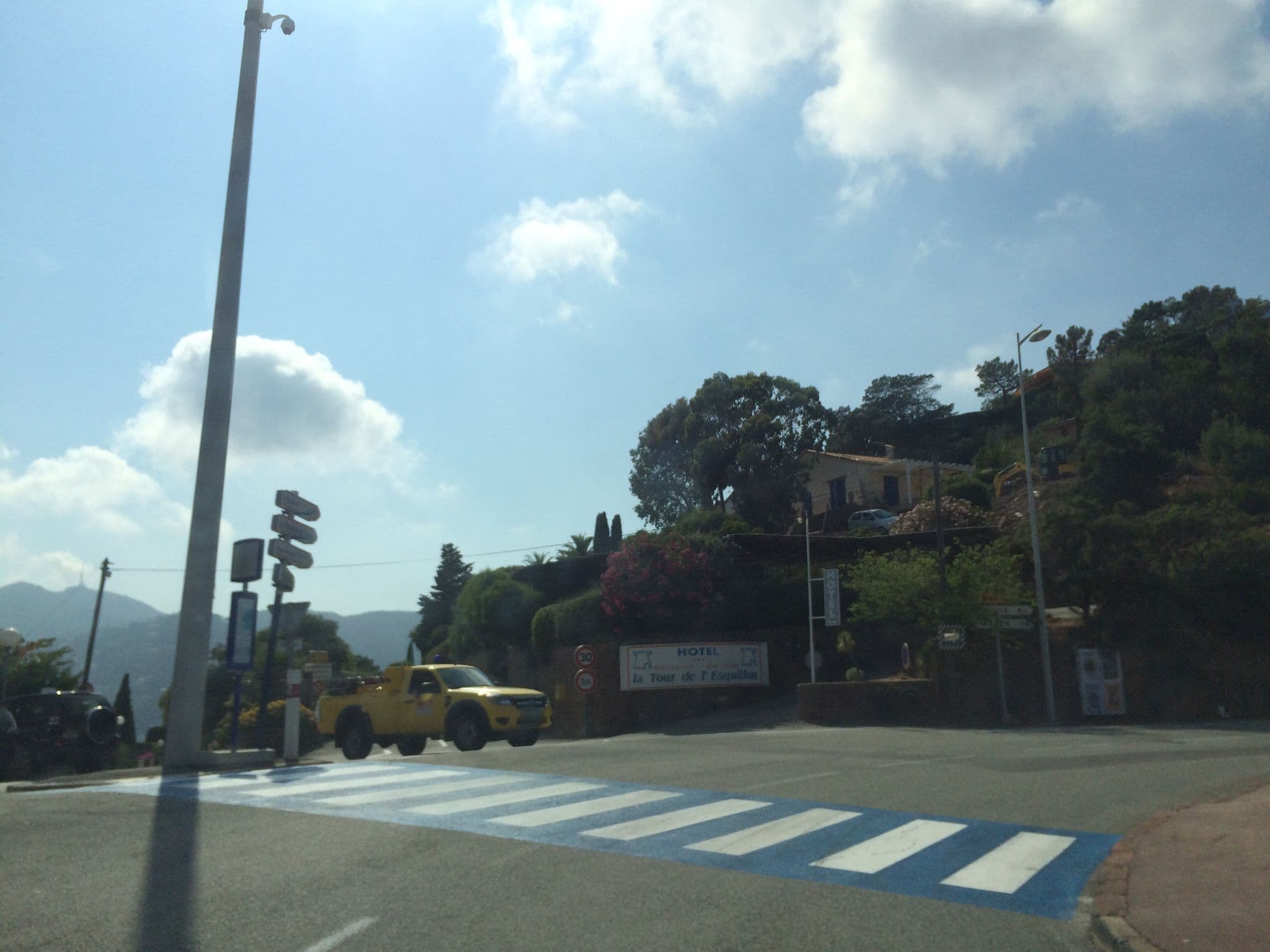 Street view near Tour de l'Esquillon, Théoule-sur-Mer — © sarawabreus (CC BY-SA · Mapillary)