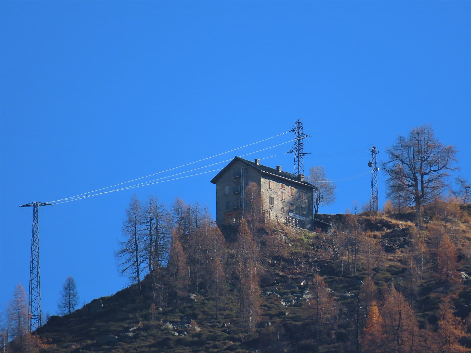 Chalet Refuge de Lognan (via Wikimedia Commons, CC BY-SA 4.0)
