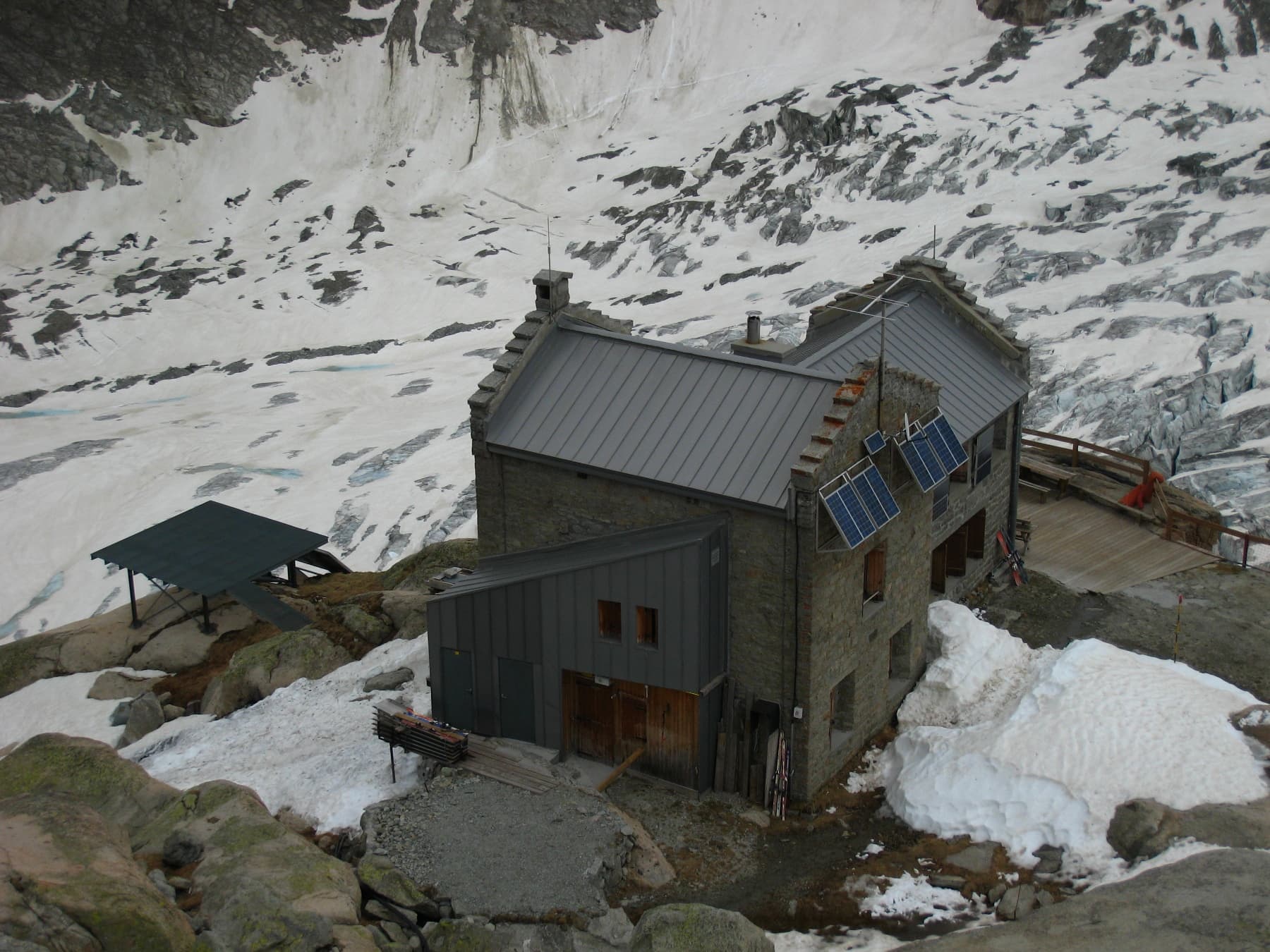 Refuge du Requin (via Wikimedia Commons, CC BY-SA 4.0)