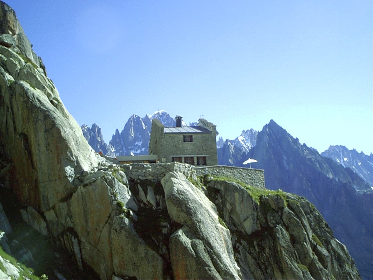 Refuge de L'Envers des Aiguilles (via Wikimedia Commons, CC BY-SA 3.0)