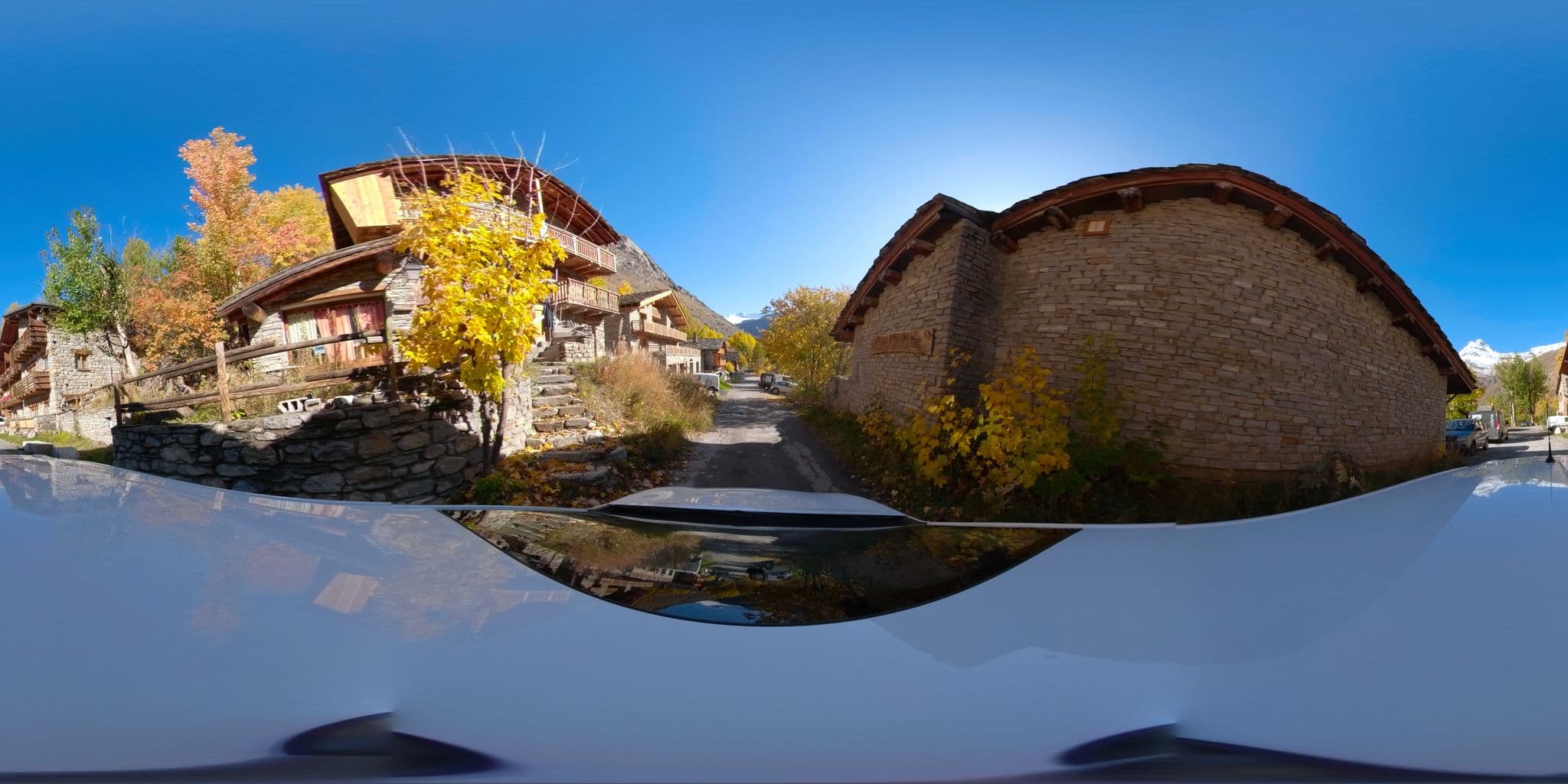 Street view near Les Mésanges, Val-d'Isère — © serfim_cit_y (CC BY-SA · Mapillary)