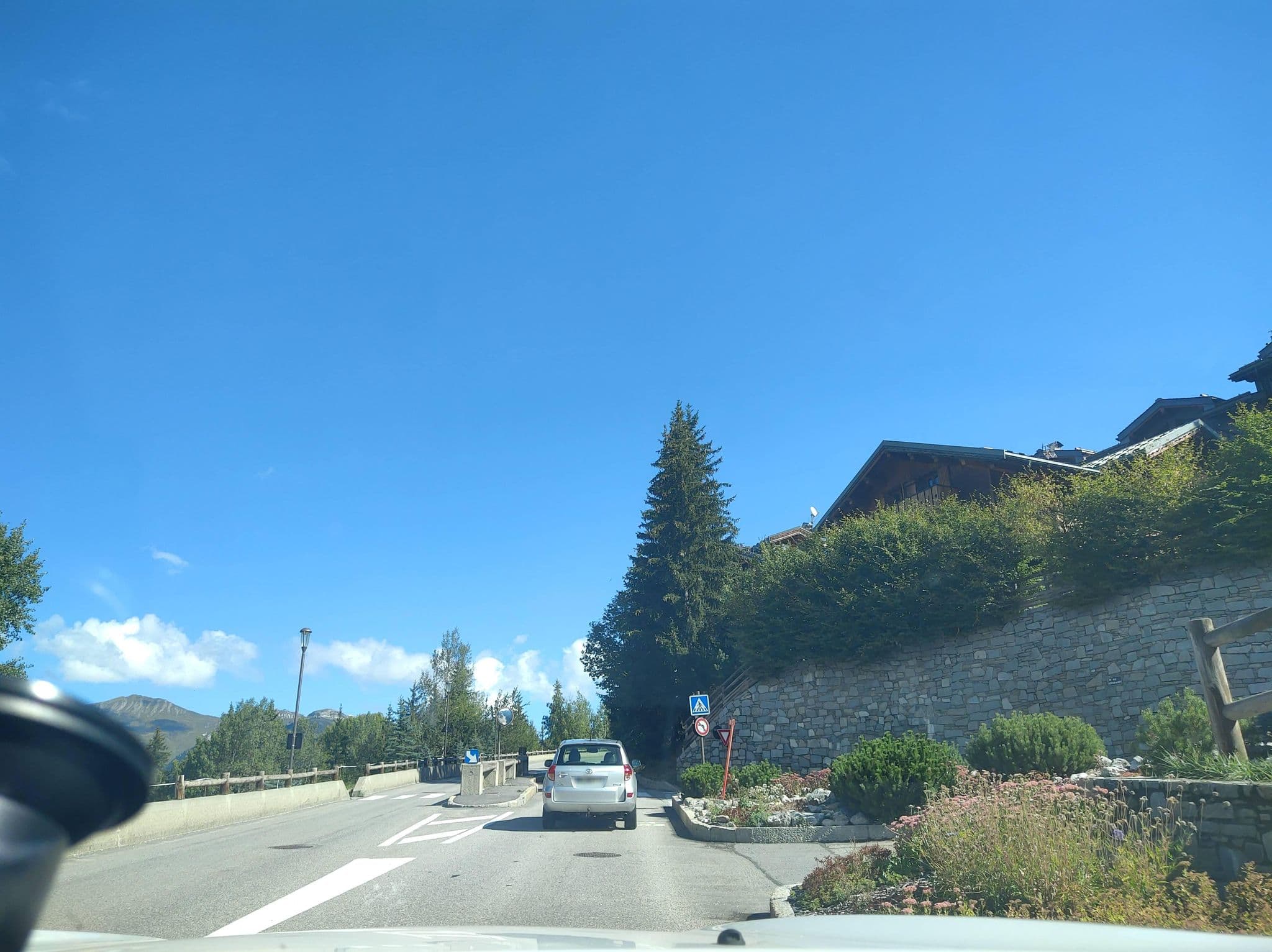 Street view near Pyramides, Courchevel — © MatthieuF4FNE (CC BY-SA · Mapillary)