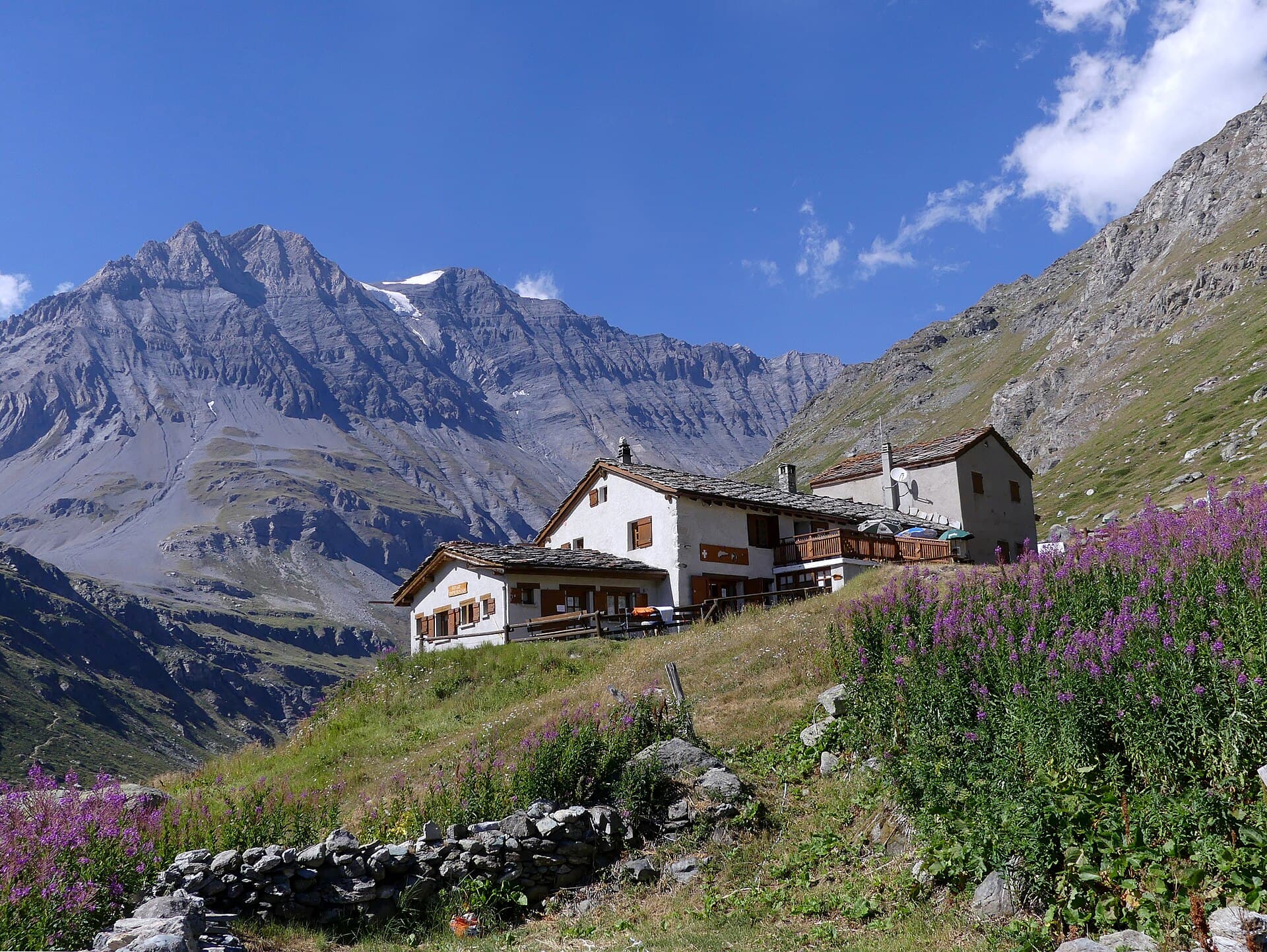 Refuge d'Entre Deux Eaux (via Wikimedia Commons, CC BY-SA 4.0)