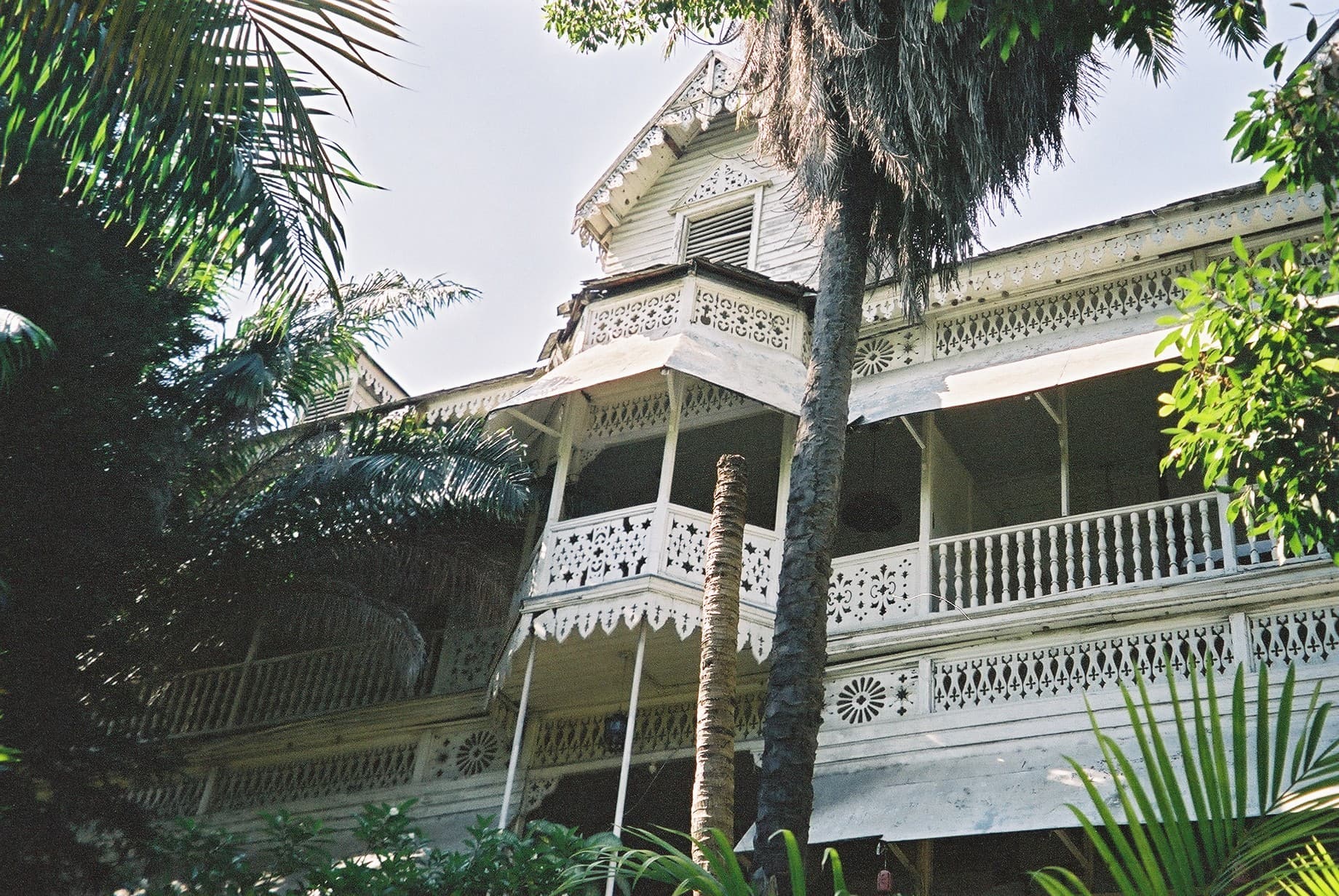 Hotel Oloffson (via Wikimedia Commons, CC BY-SA 3.0)
