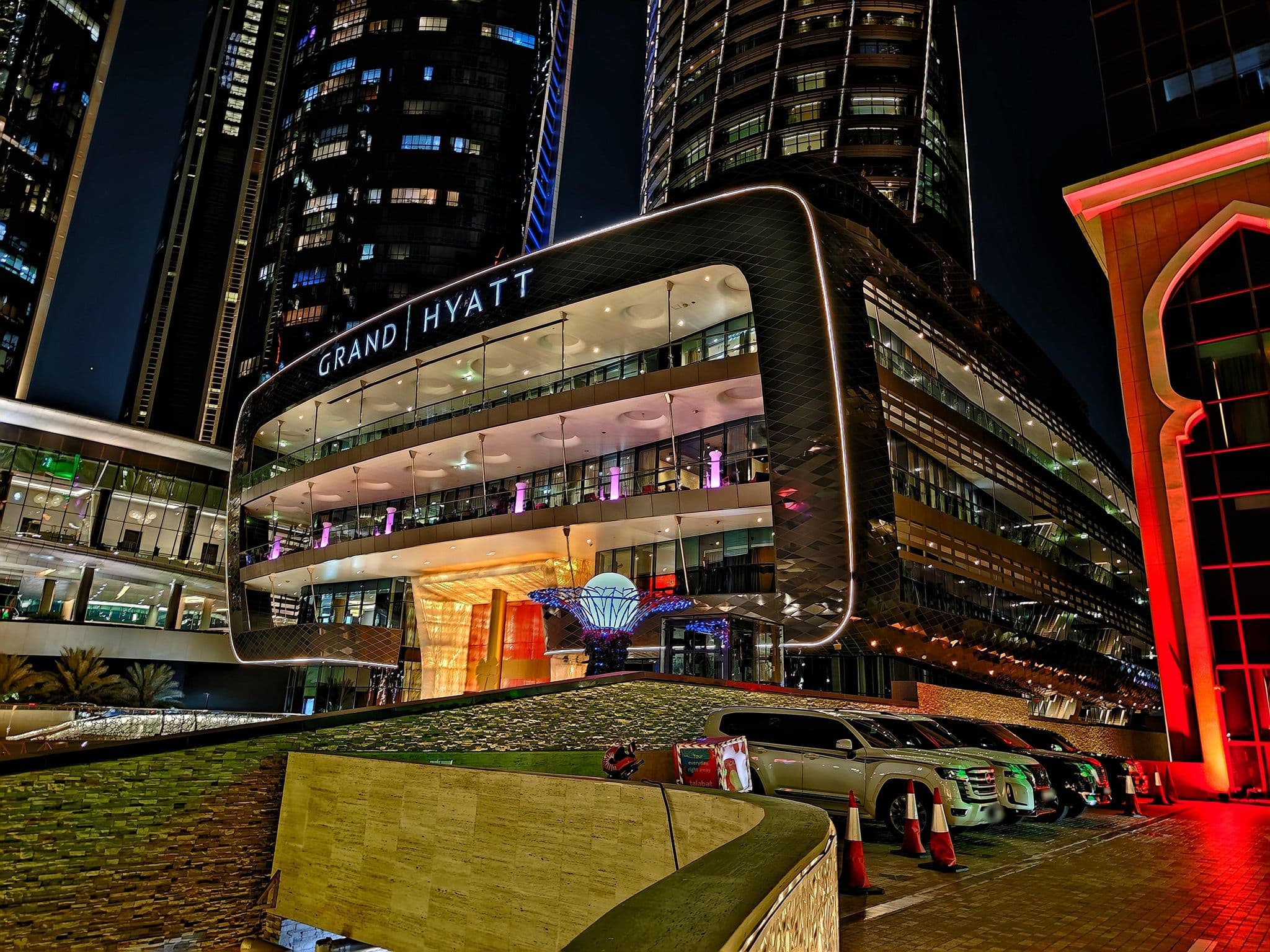 Street view near Bab Al Qasr Hotel, Abu Dhabi — © km2bp (CC BY-SA · Mapillary)