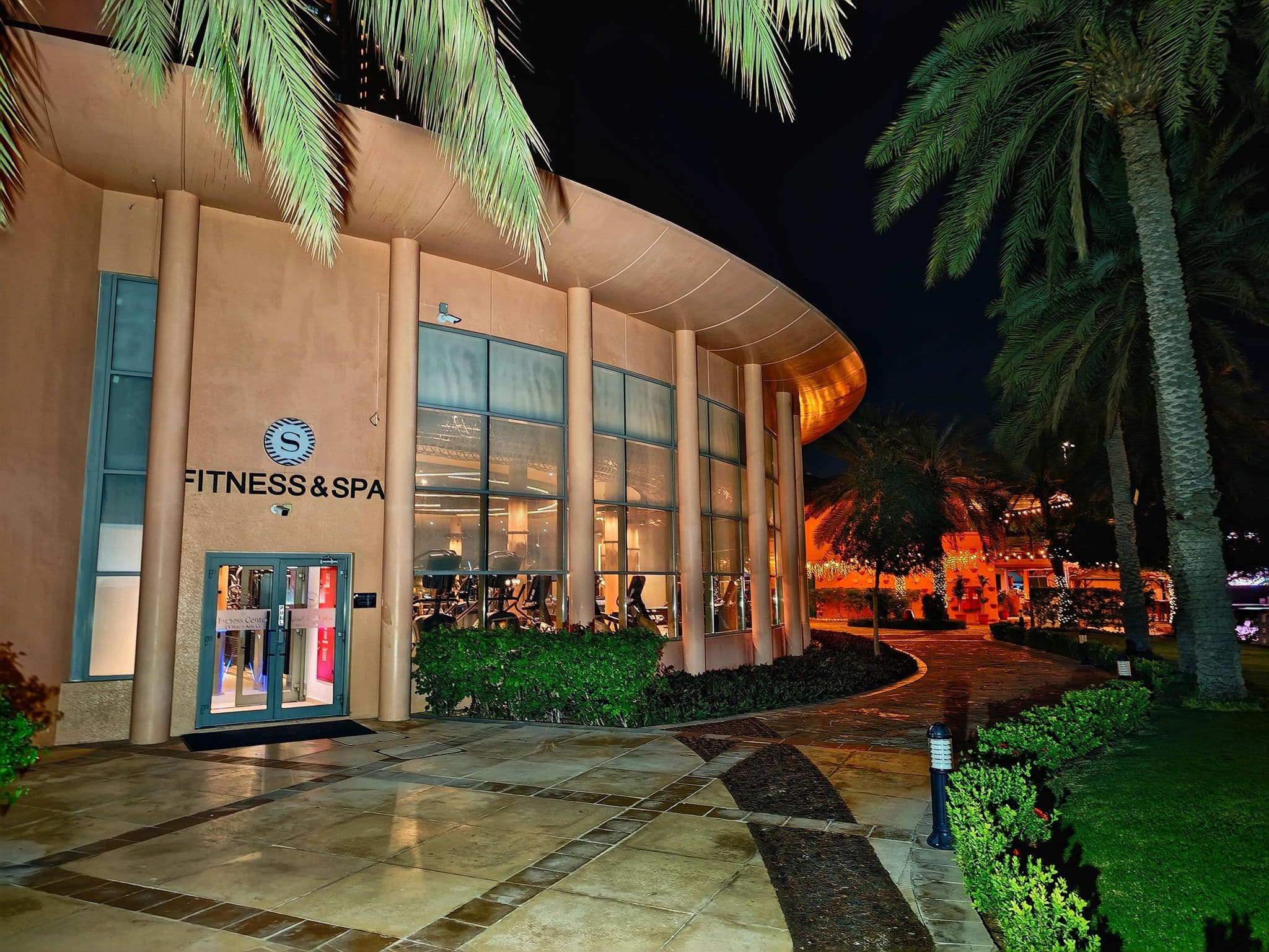 Street view near Sheraton Outdoor Swimming Pool, Abu Dhabi — © km2bp (CC BY-SA · Mapillary)