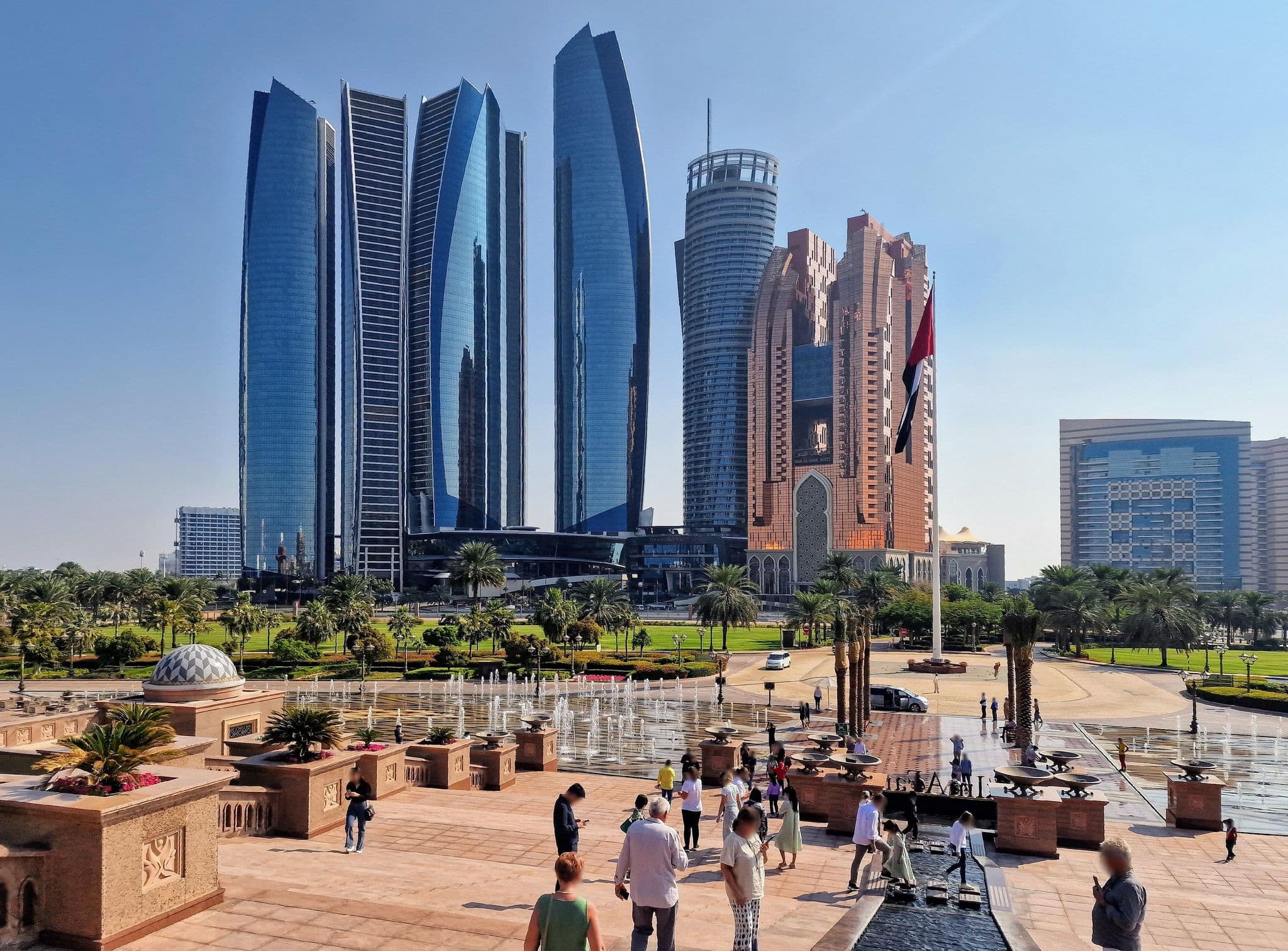 Street view near Gold to go, Abu Dhabi — © km2bp (CC BY-SA · Mapillary)