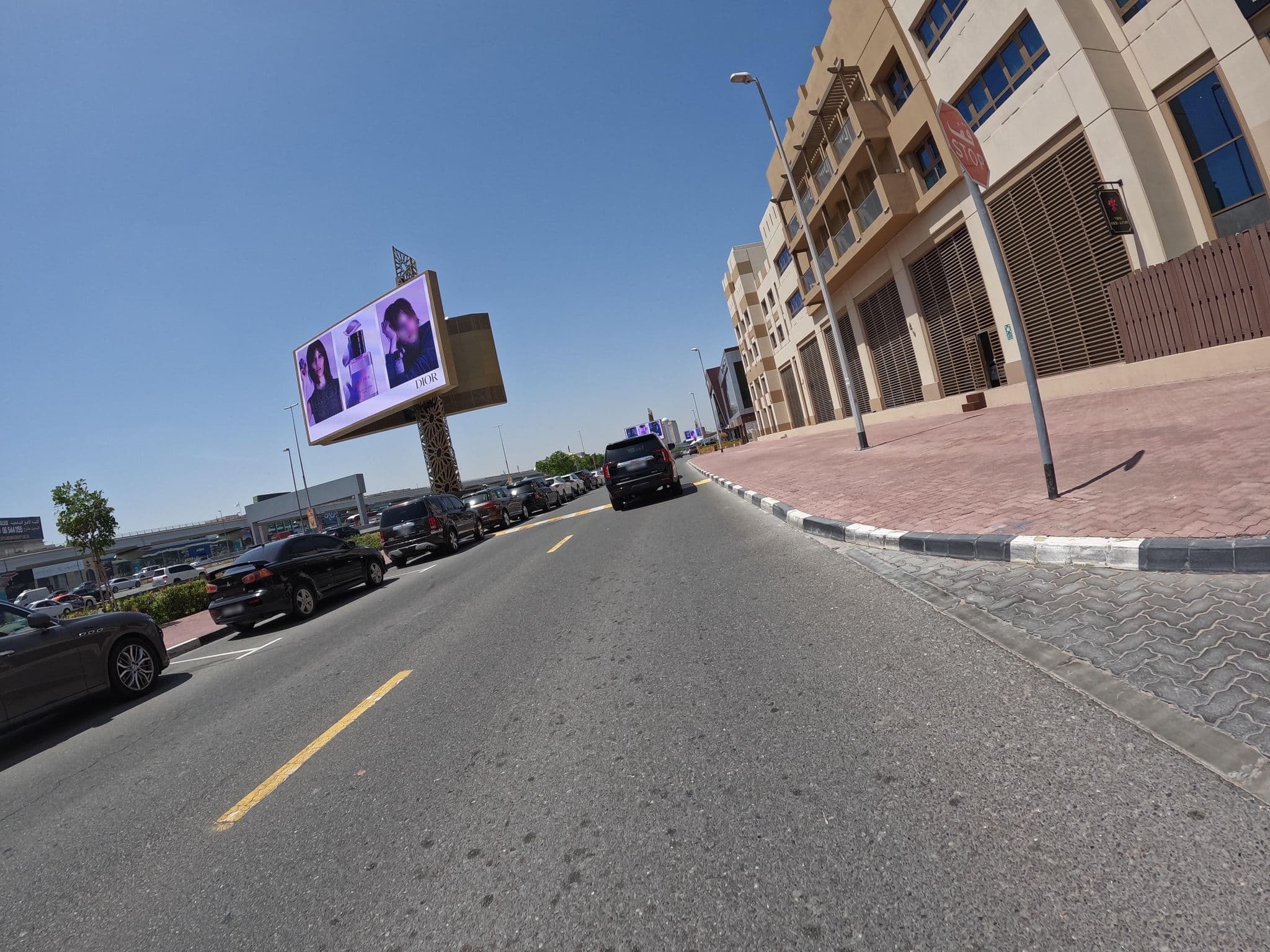 Street view near Metropolitan Hotel Dubai, Umm Al Sheif — © countzero5 (CC BY-SA · Mapillary)