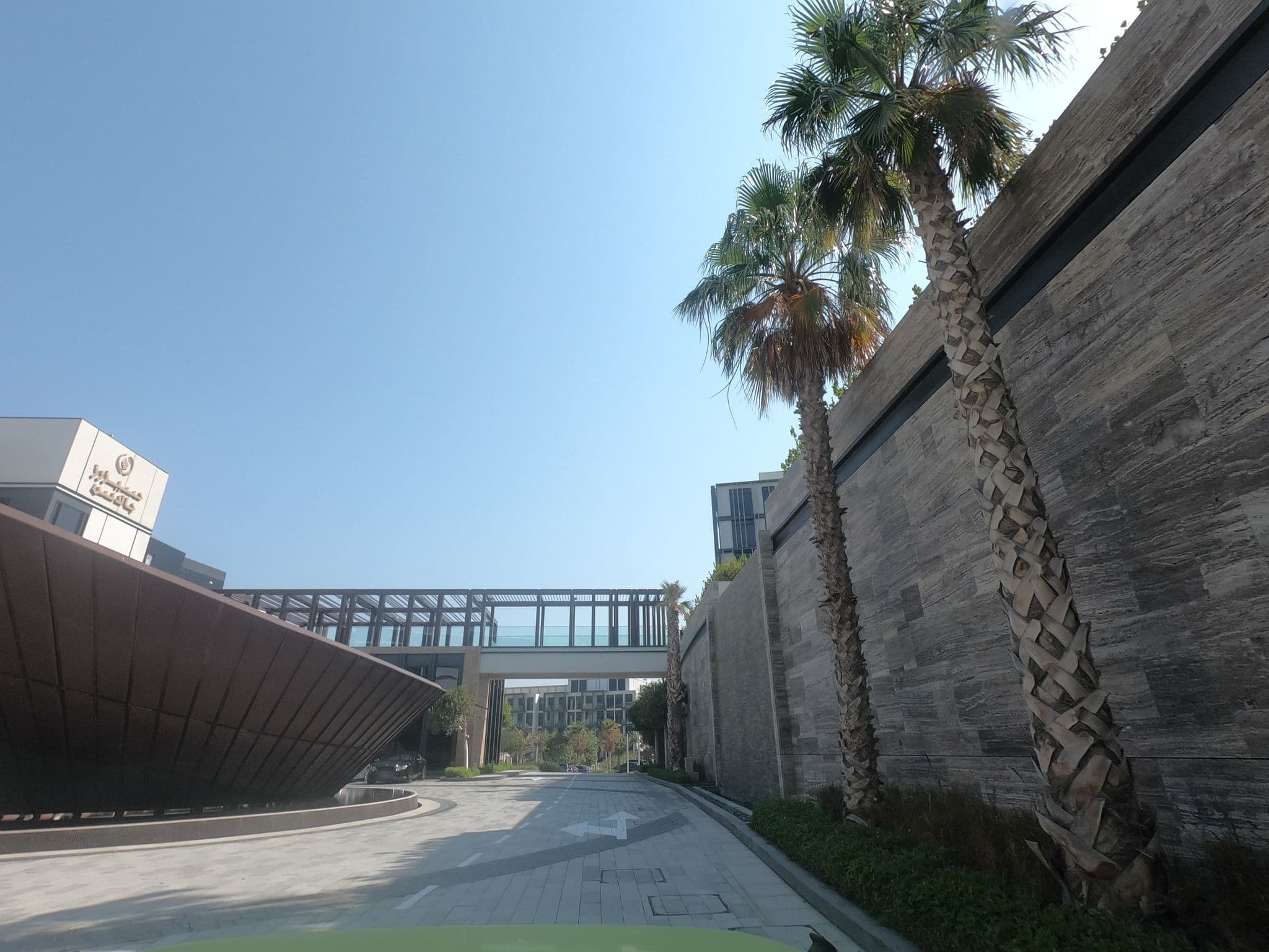 Street view near Banyan Tree, Dubai Marina — © countzero5 (CC BY-SA · Mapillary)
