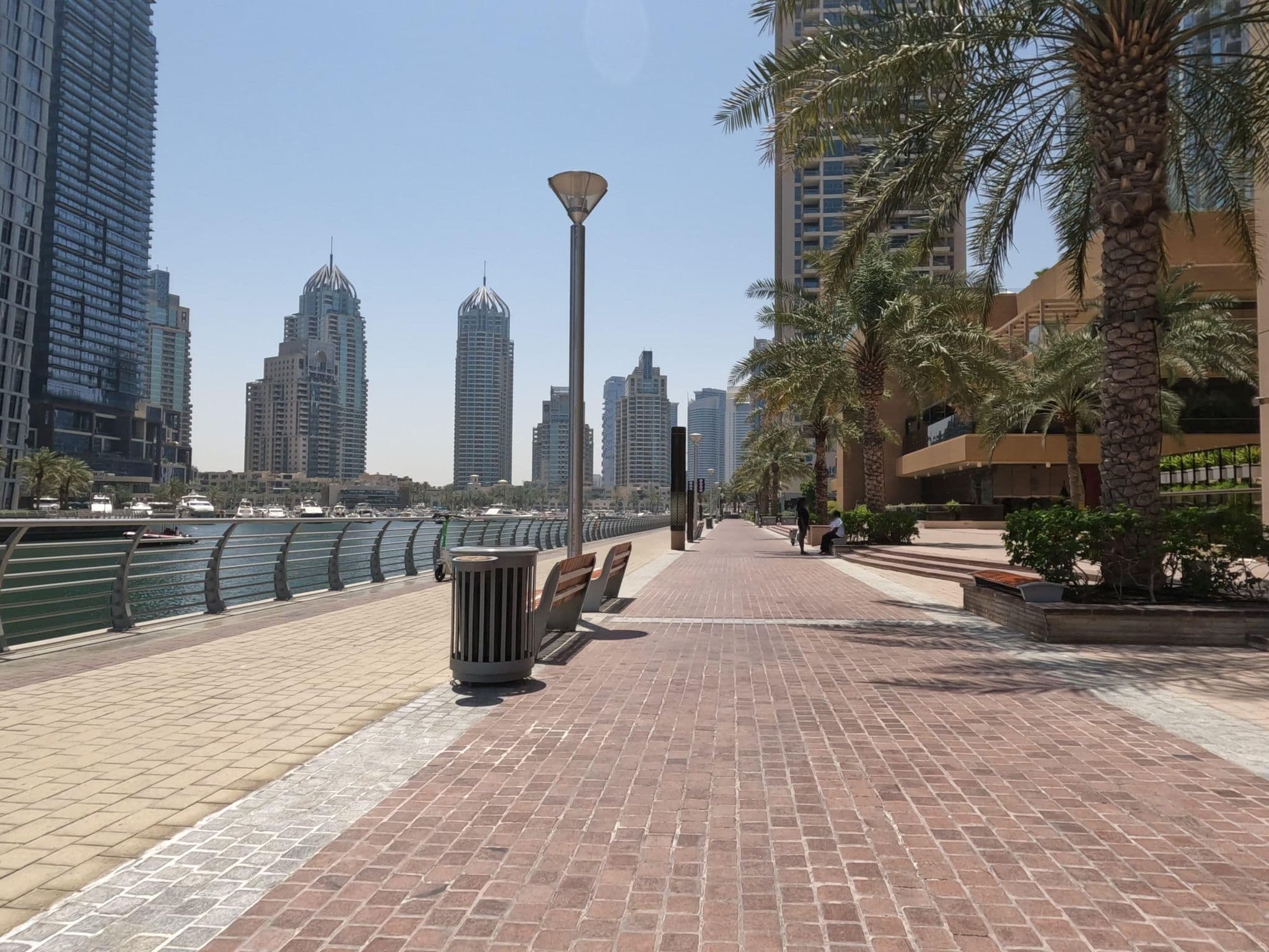 Street view near Visszadôlnio, Dubai Marina — © countzero5 (CC BY-SA · Mapillary)