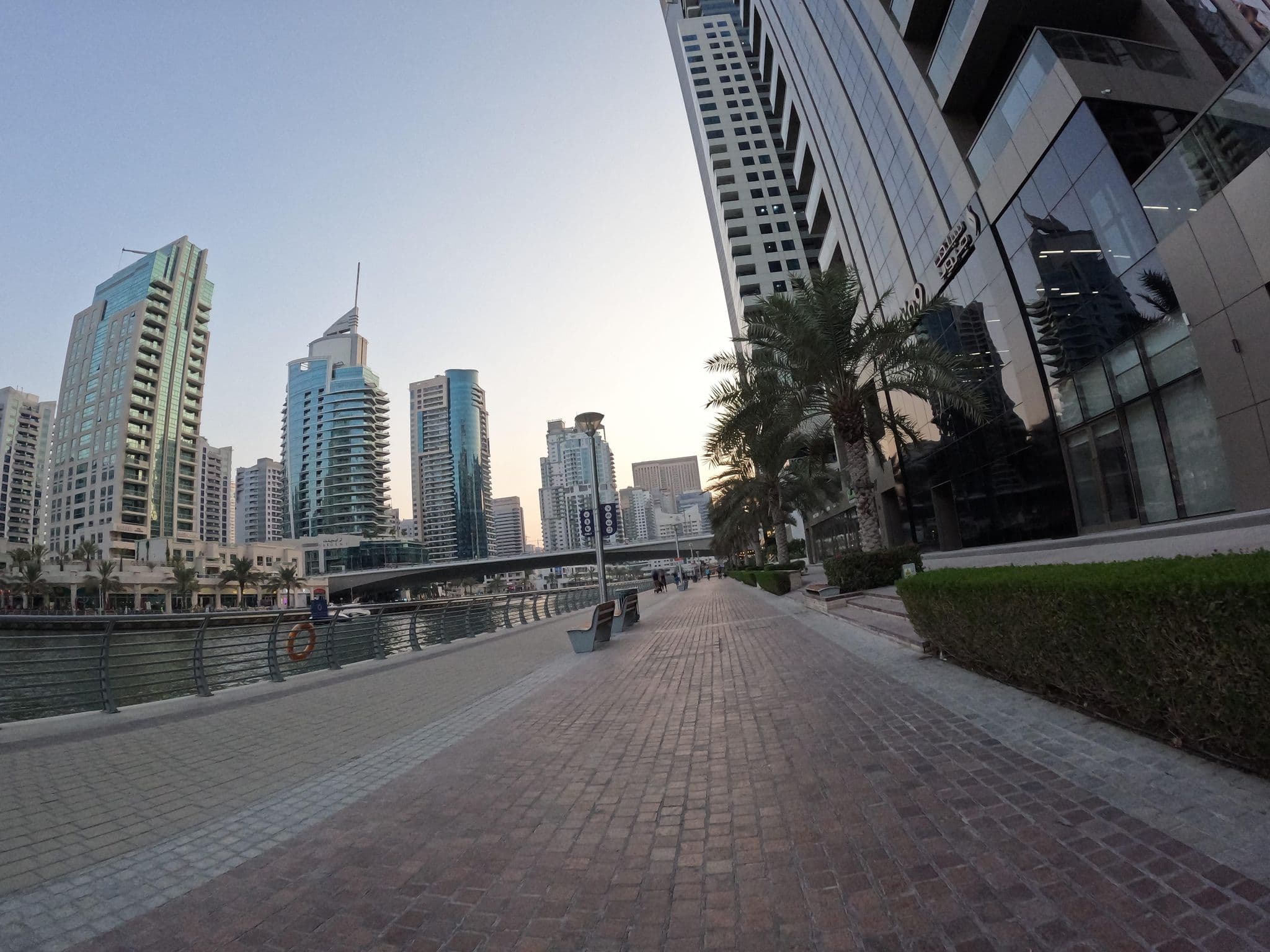 Street view near oberoy hotel, Dubai Marina — © countzero5 (CC BY-SA · Mapillary)