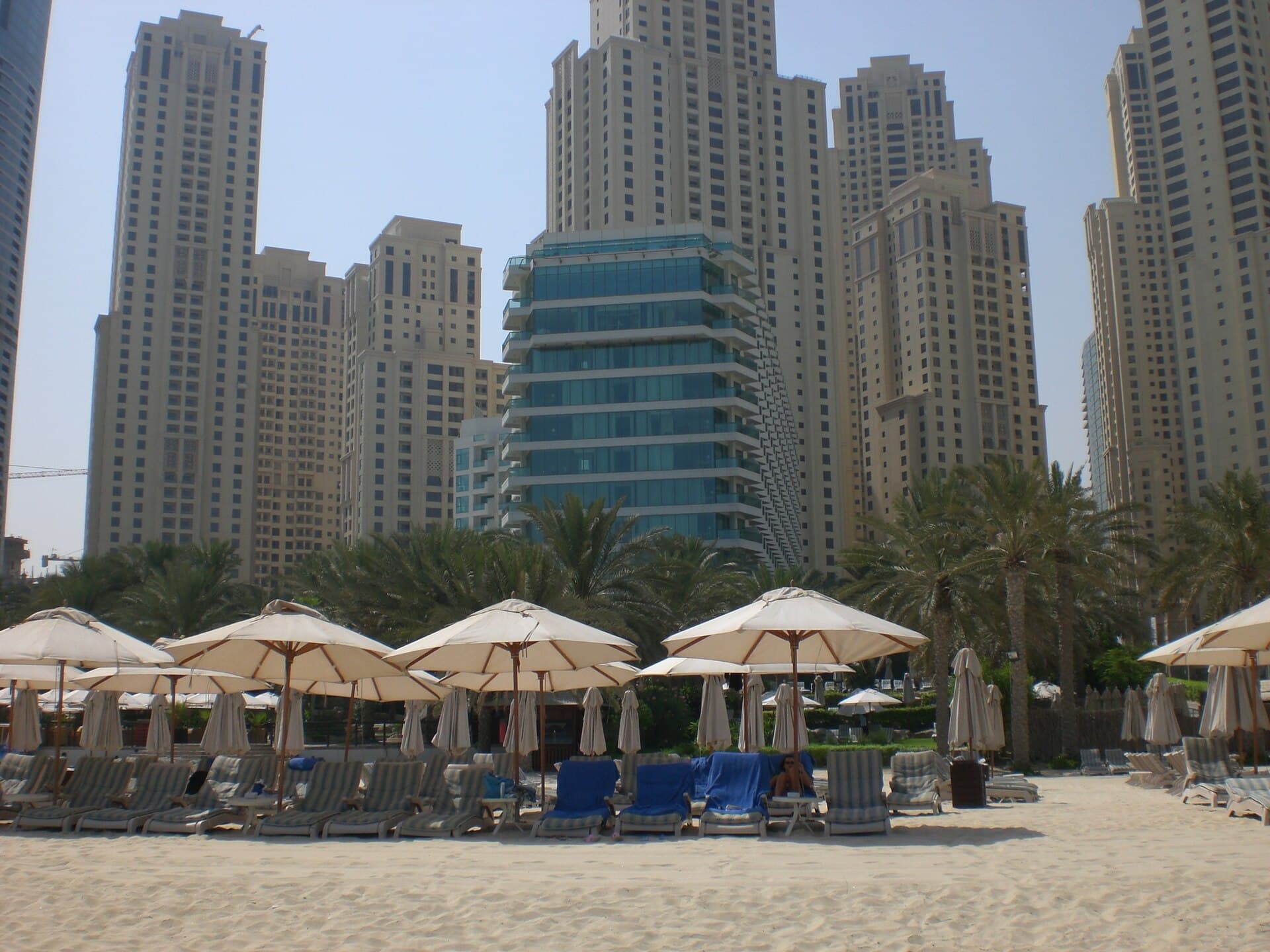 Hilton Dubai Jumeirah (via Wikimedia Commons, CC BY-SA 3.0)