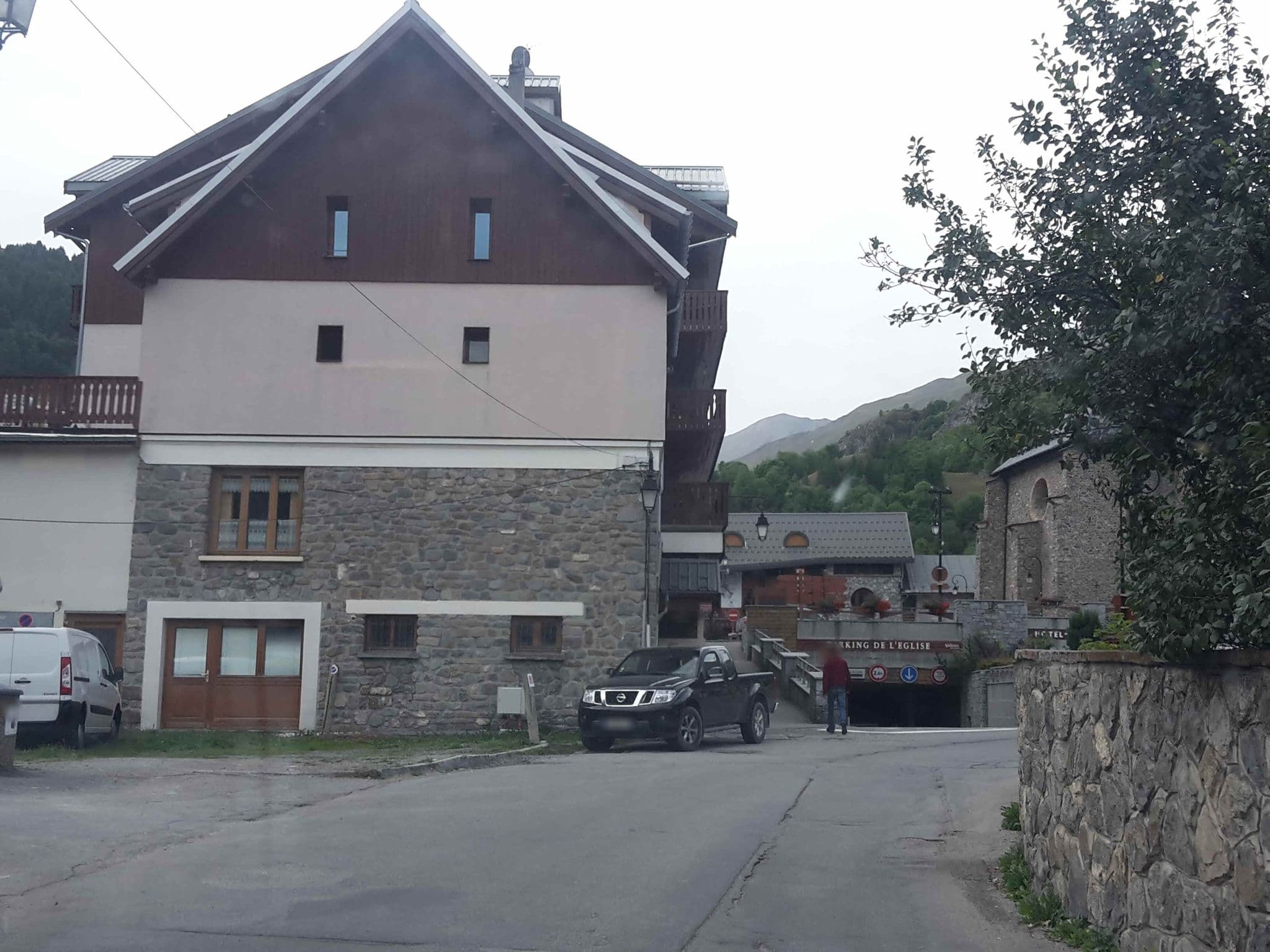 Street view near Les chalets Patchwork, Valloire — © etrimaille (CC BY-SA · Mapillary)