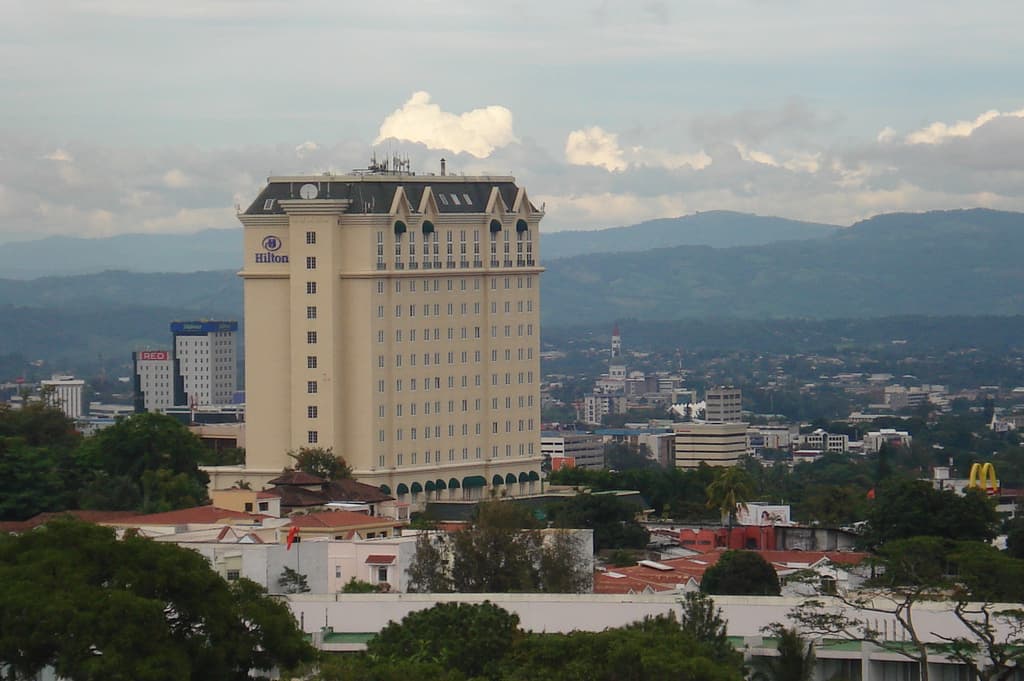 Hotel Barceló San Salvador (via Wikimedia Commons, CC BY-SA 3.0)