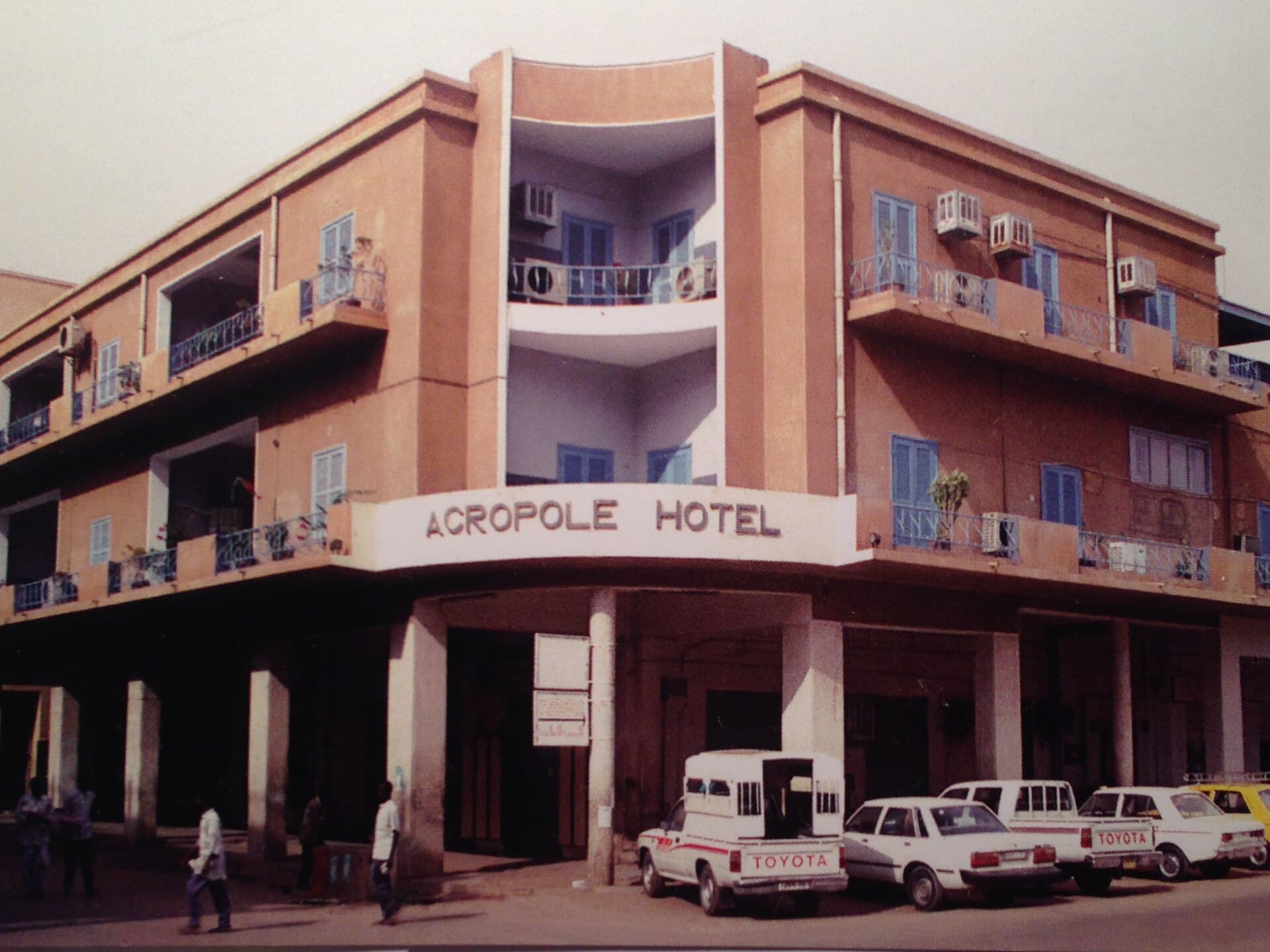 Acropole Hotel (via Wikimedia Commons, CC BY-SA 2.0)