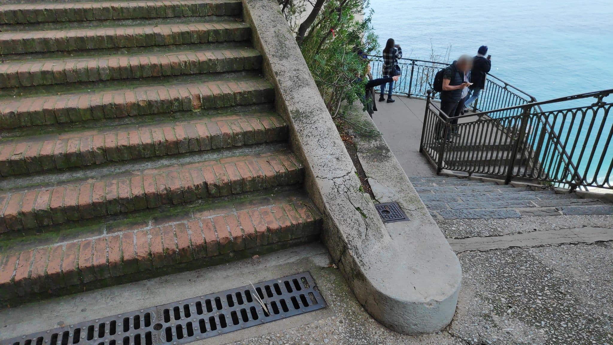 Street view near Hôtel Suisse, Vieille Ville — © marcuscalabresus (CC BY-SA · Mapillary)