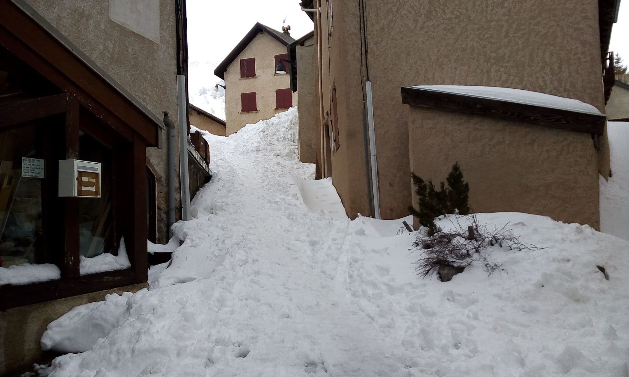 Street view near Les Mélèzes, Le Monêtier-les-Bains — © eric_s (CC BY-SA · Mapillary)