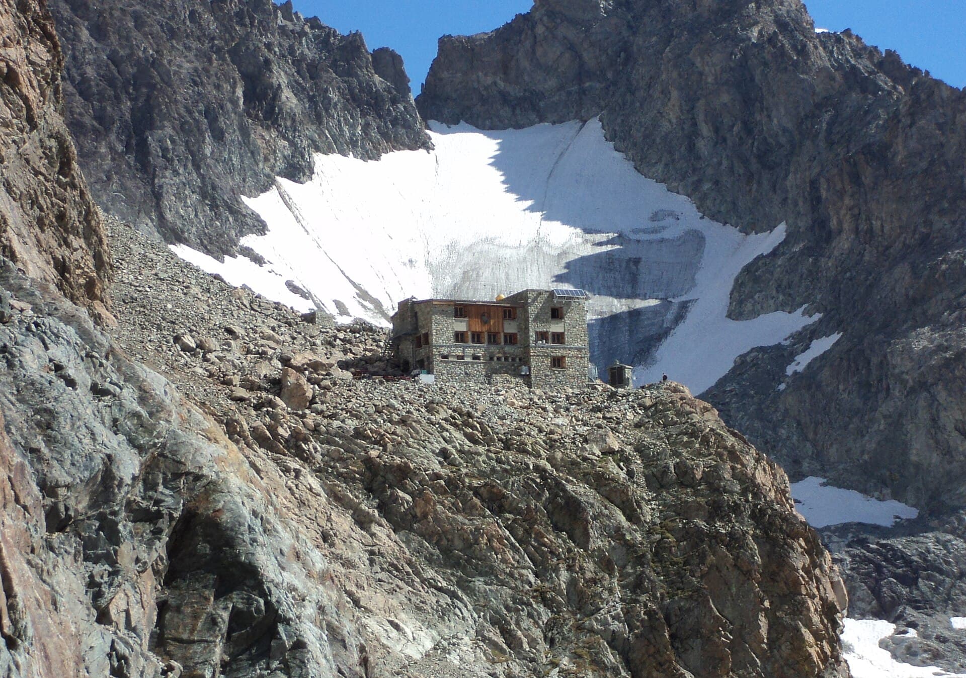 Refuge des Écrins (via Wikimedia Commons, Public domain)