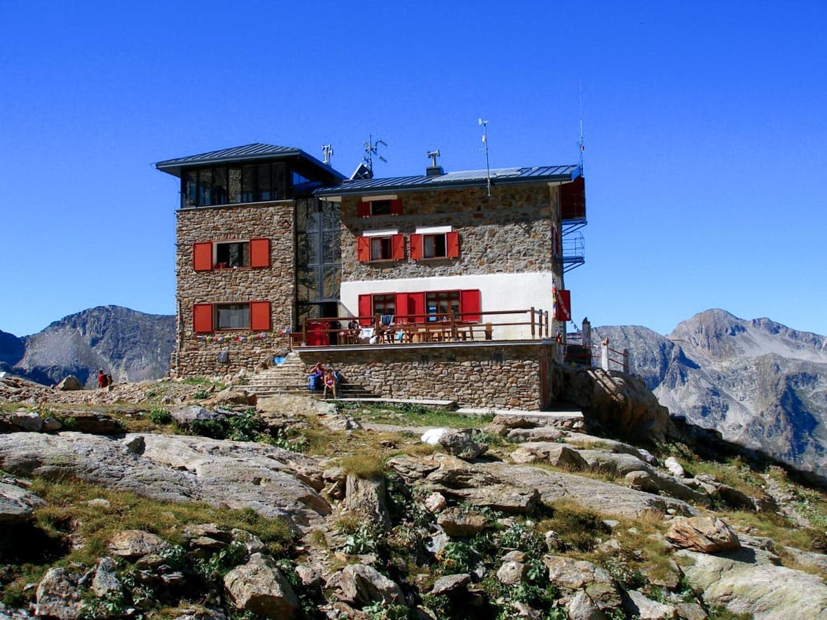 Rifugio Franco Remondino (via Wikimedia Commons, Public domain)