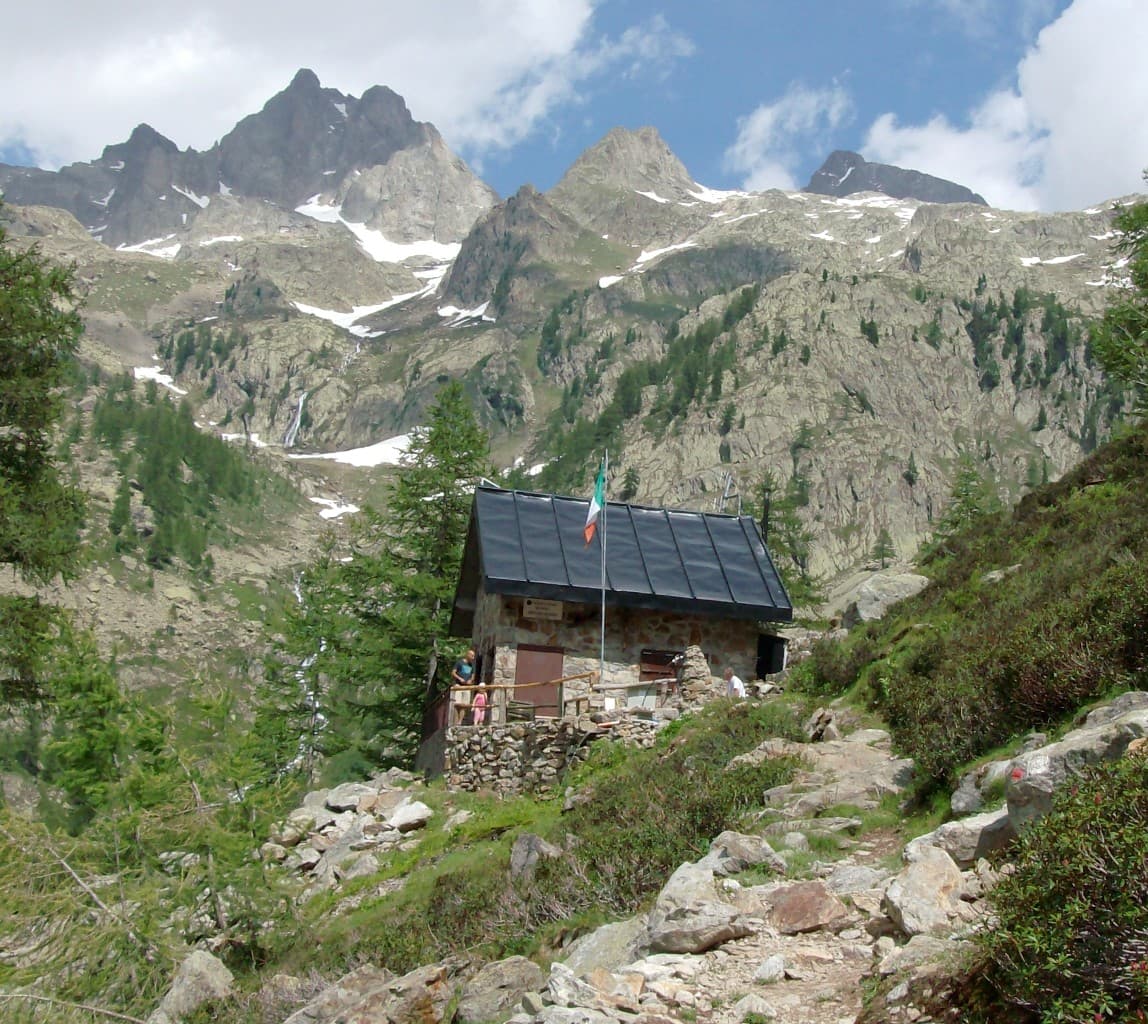 Rifugio Regina Elena (via Wikimedia Commons, CC BY 3.0)
