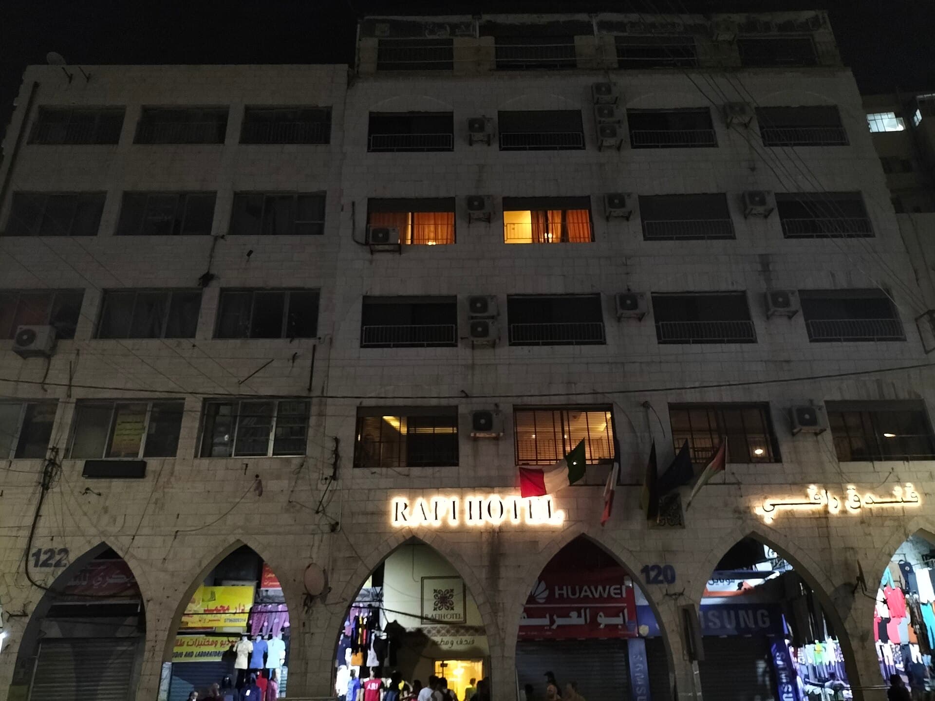 Rafi Hotel (via Wikimedia Commons, CC BY-SA 3.0)