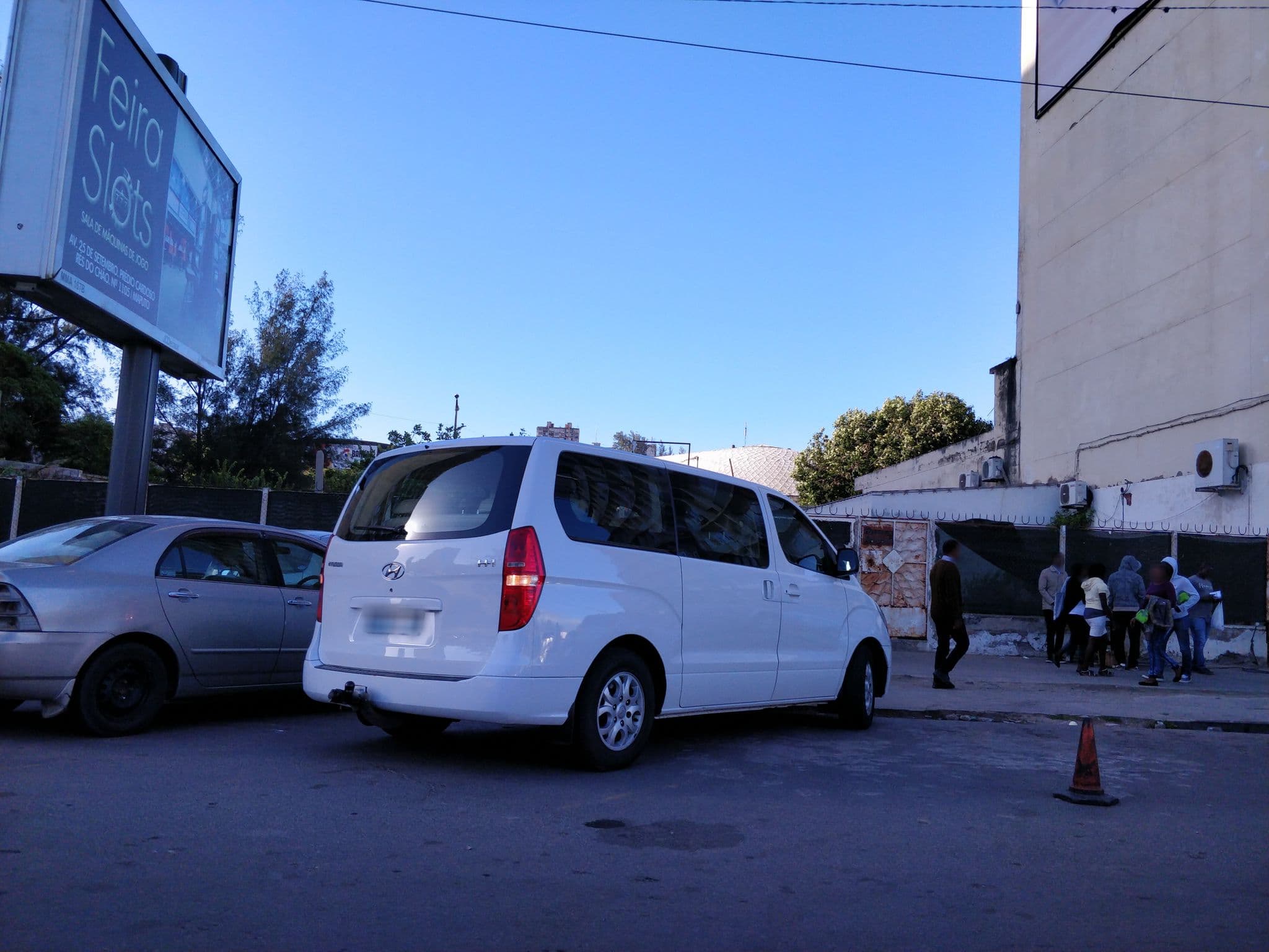 Street view near Hotel Ibis Maputo, Maputo — © gavinf (CC BY-SA · Mapillary)