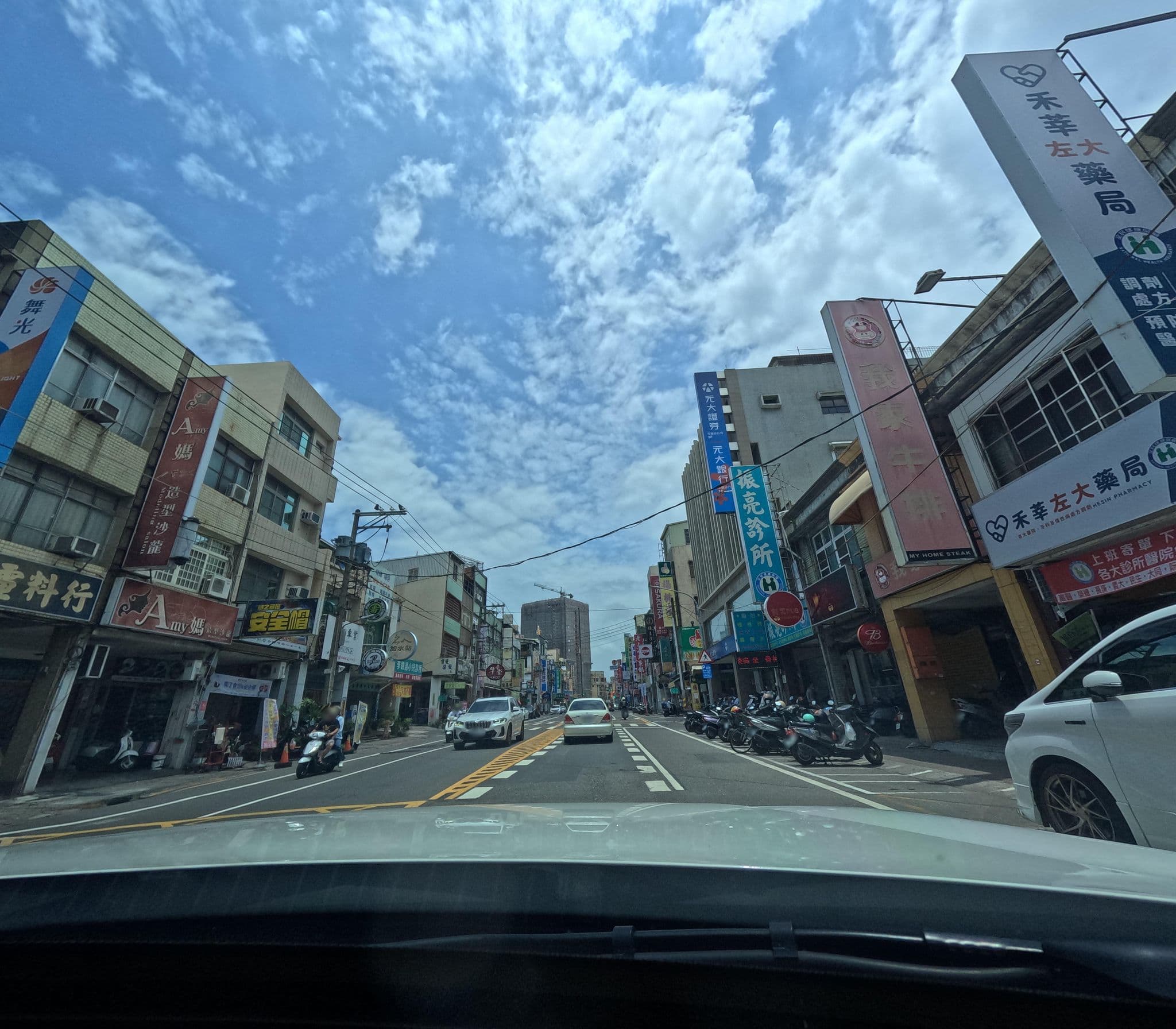 Street view near 五洋大旅社, Kaohsiung — © alllenwang (CC BY-SA · Mapillary)