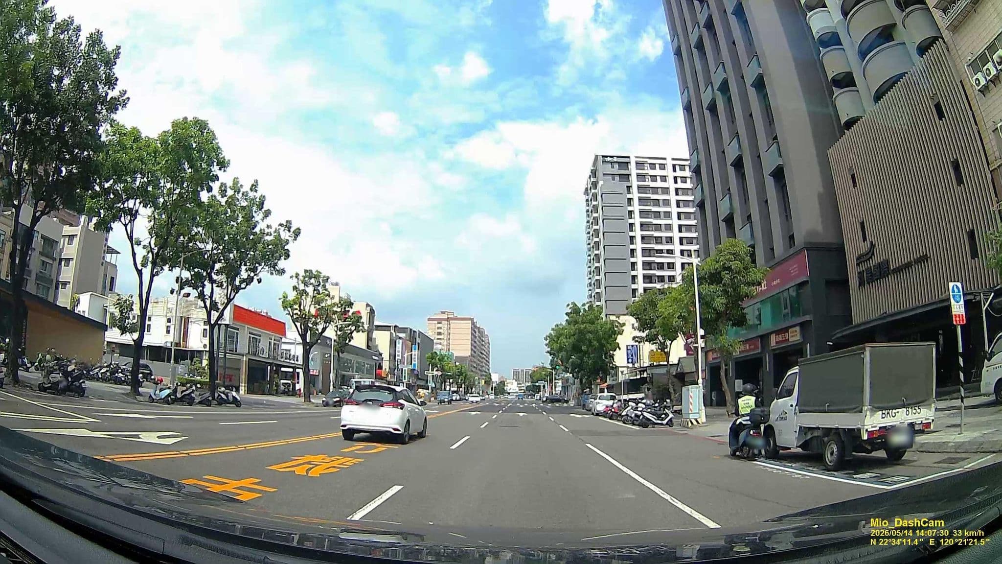 Street view near The Riverside Hotel 河堤國際商旅, Fengshan — © hcyen (CC BY-SA · Mapillary)