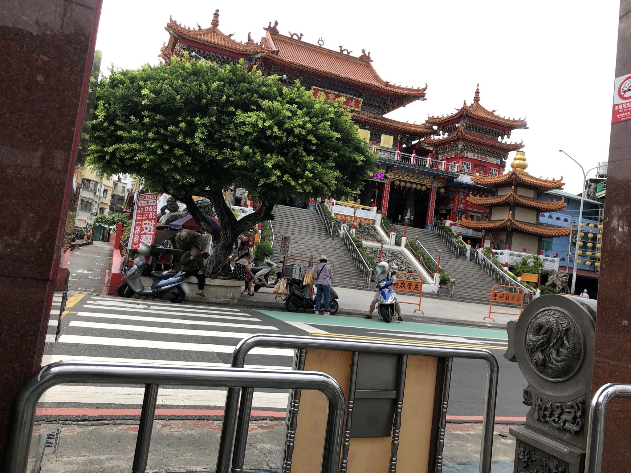 Street view near 蓮潭旅社, Kaohsiung — © alllenwang (CC BY-SA · Mapillary)