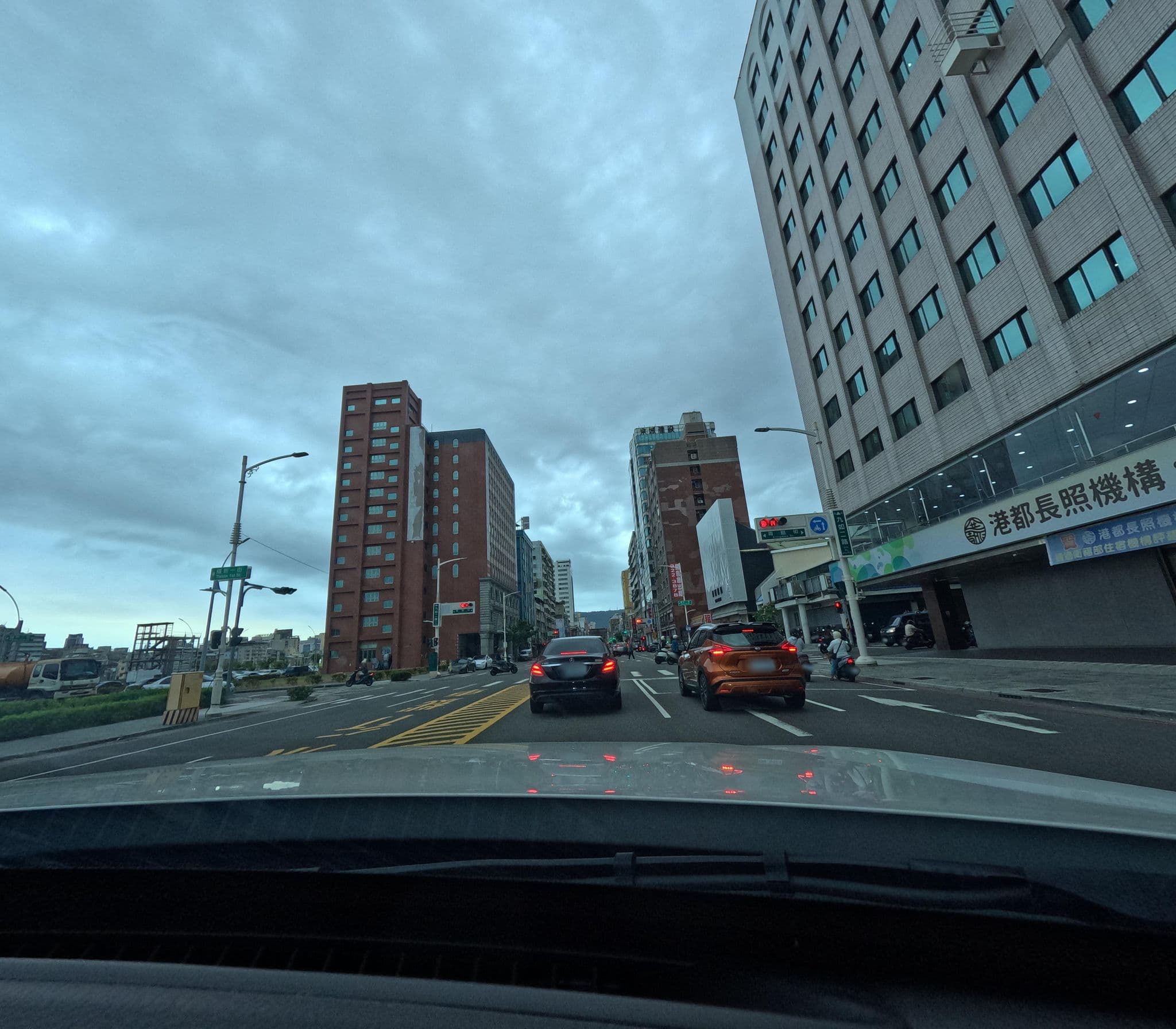 Street view near 金園大飯店, Kaohsiung — © alllenwang (CC BY-SA · Mapillary)