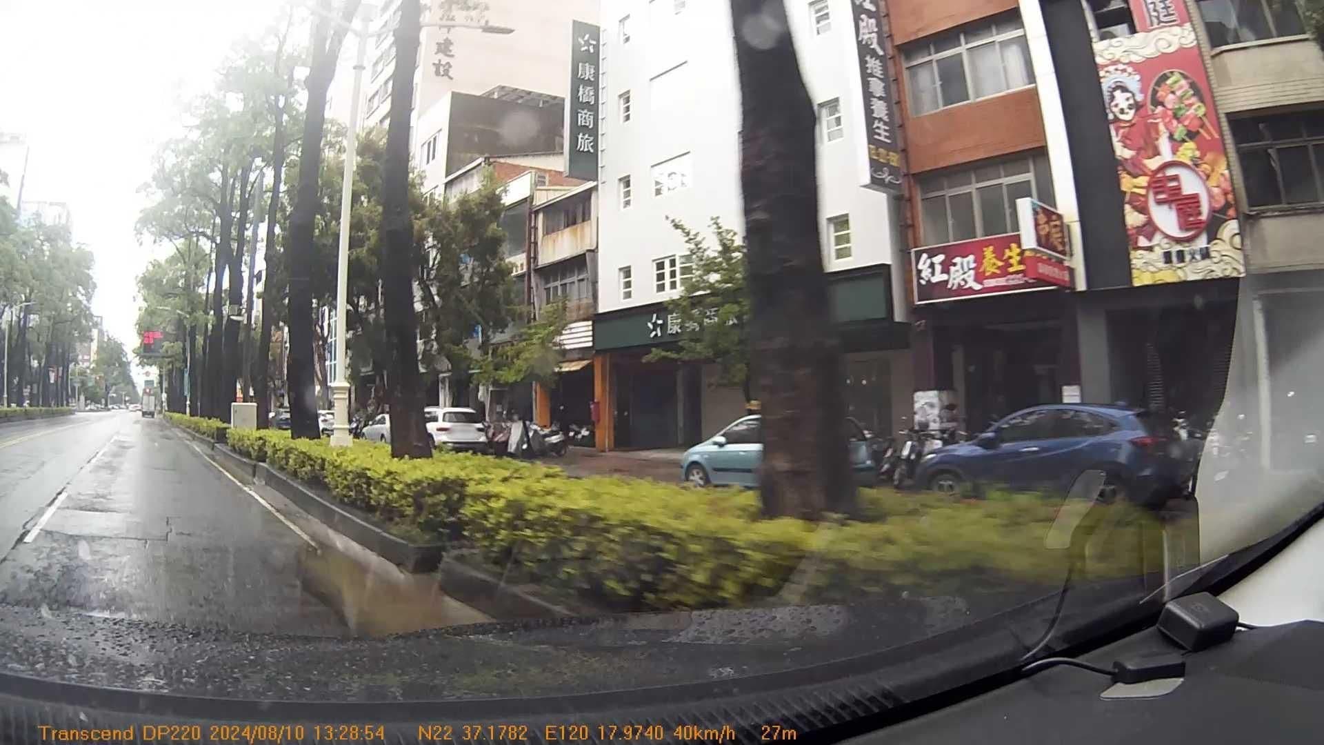Street view near 康橋商旅(漢神館) Kindness Hotel, Kaohsiung — © hcyen (CC BY-SA · Mapillary)