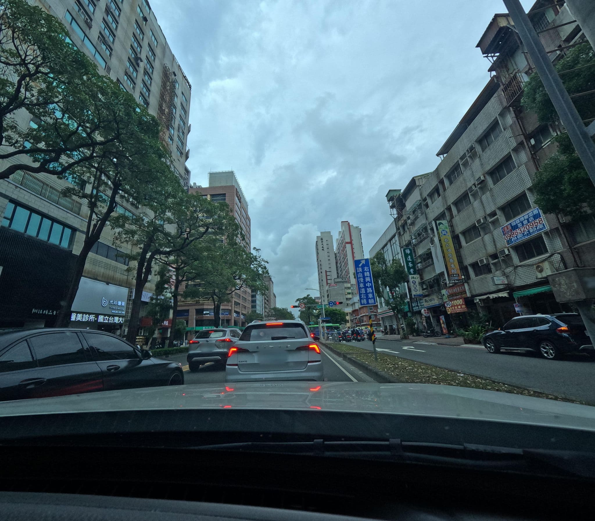 Street view near 旅居文旅高雄亞灣館, Kaohsiung — © alllenwang (CC BY-SA · Mapillary)