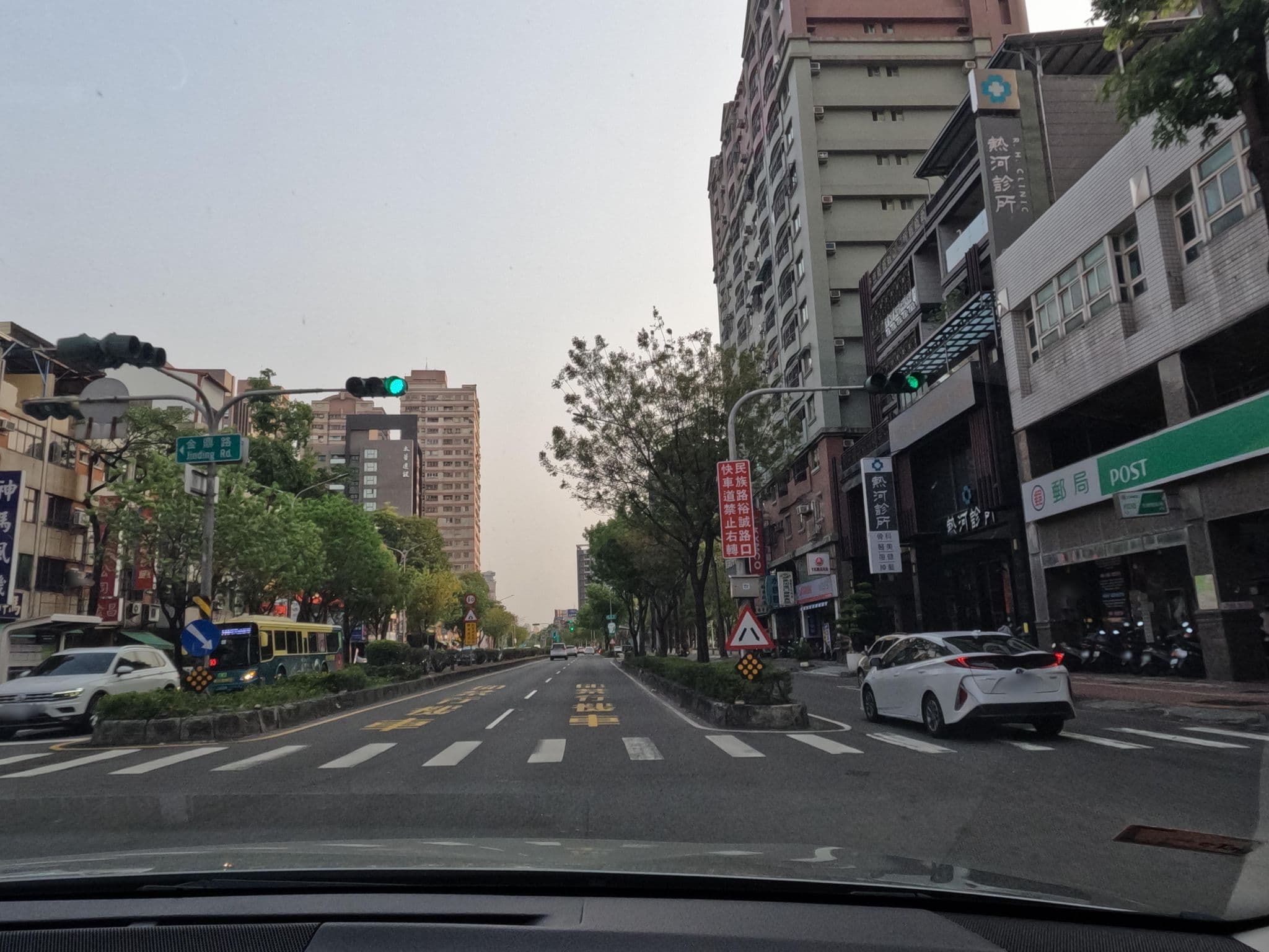 Street view near Volleyball Elephant Hostel, Kaohsiung — © littlebtc (CC BY-SA · Mapillary)
