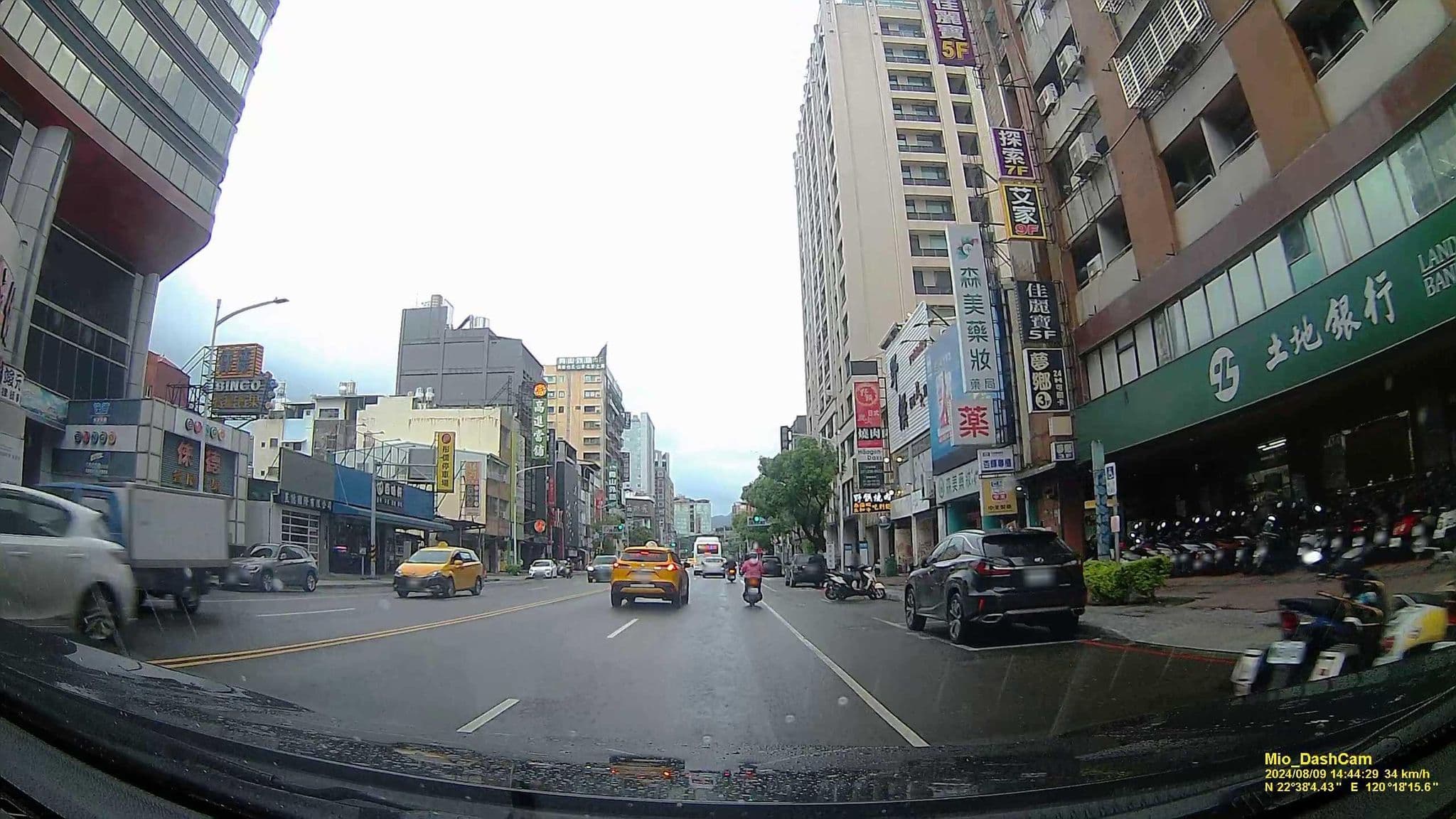 Street view near La Inn, Kaohsiung — © hcyen (CC BY-SA · Mapillary)
