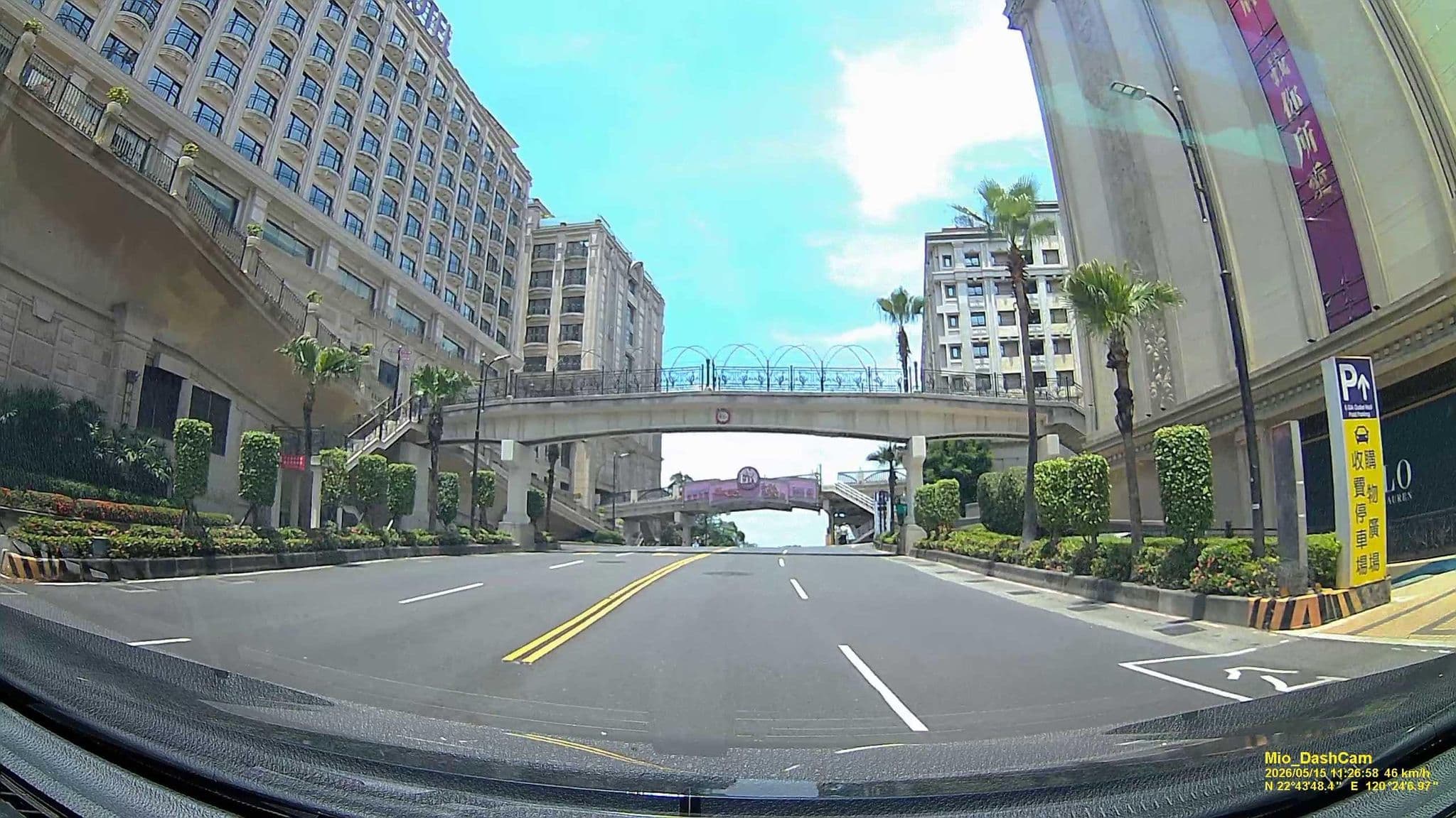 Street view near 高雄義大皇冠假日飯店 Crowne Plaza Kaohsiung E-Da World, Fengshan — © hcyen (CC BY-SA · Mapillary)