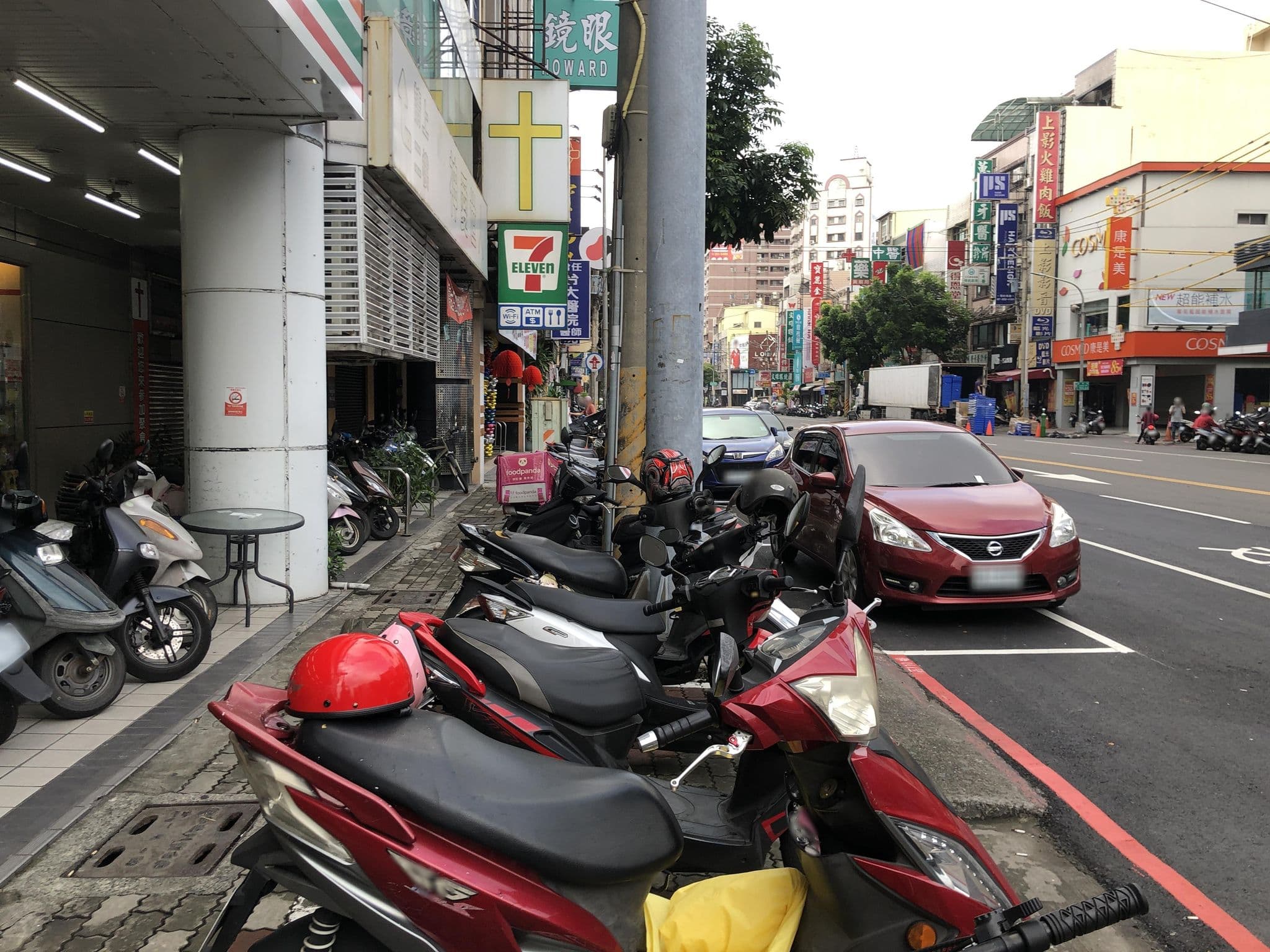 Street view near 亞泰Hotel, Fengshan — © alllenwang (CC BY-SA · Mapillary)