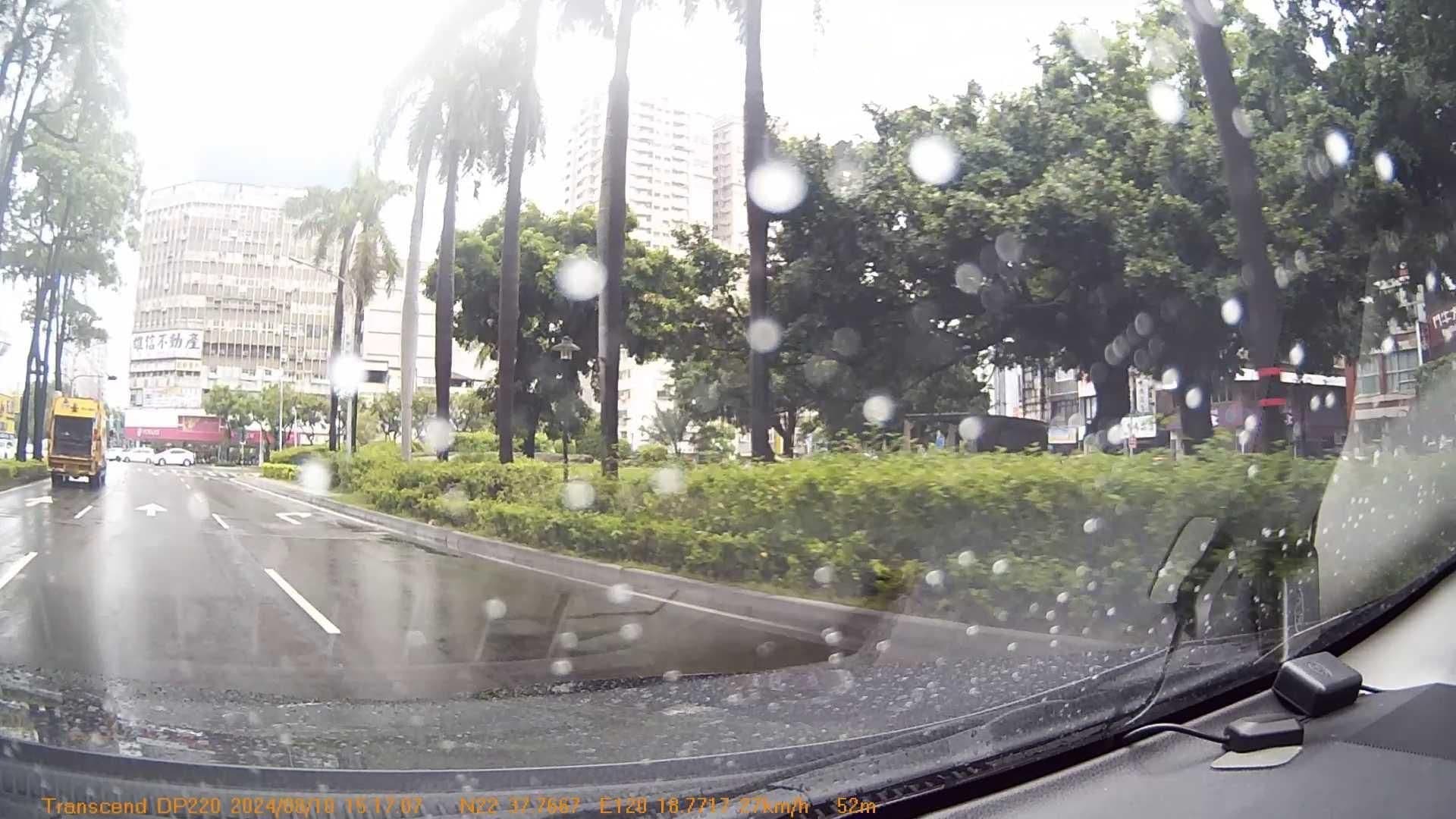 Street view near 國群大飯店, Kaohsiung — © hcyen (CC BY-SA · Mapillary)