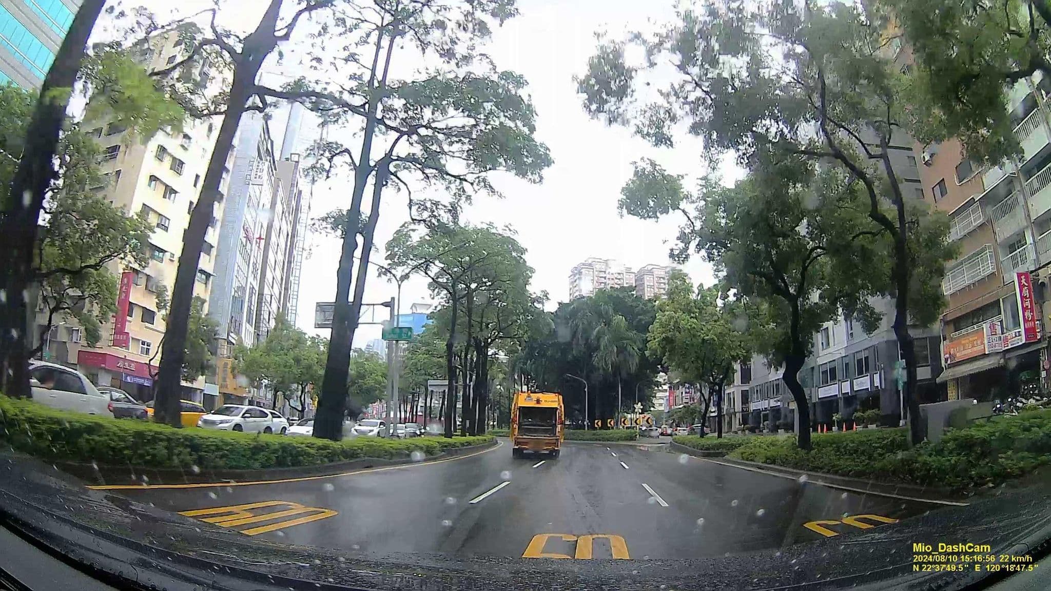 Street view near 高雄商旅 Urban 33 Hotel, Kaohsiung — © hcyen (CC BY-SA · Mapillary)