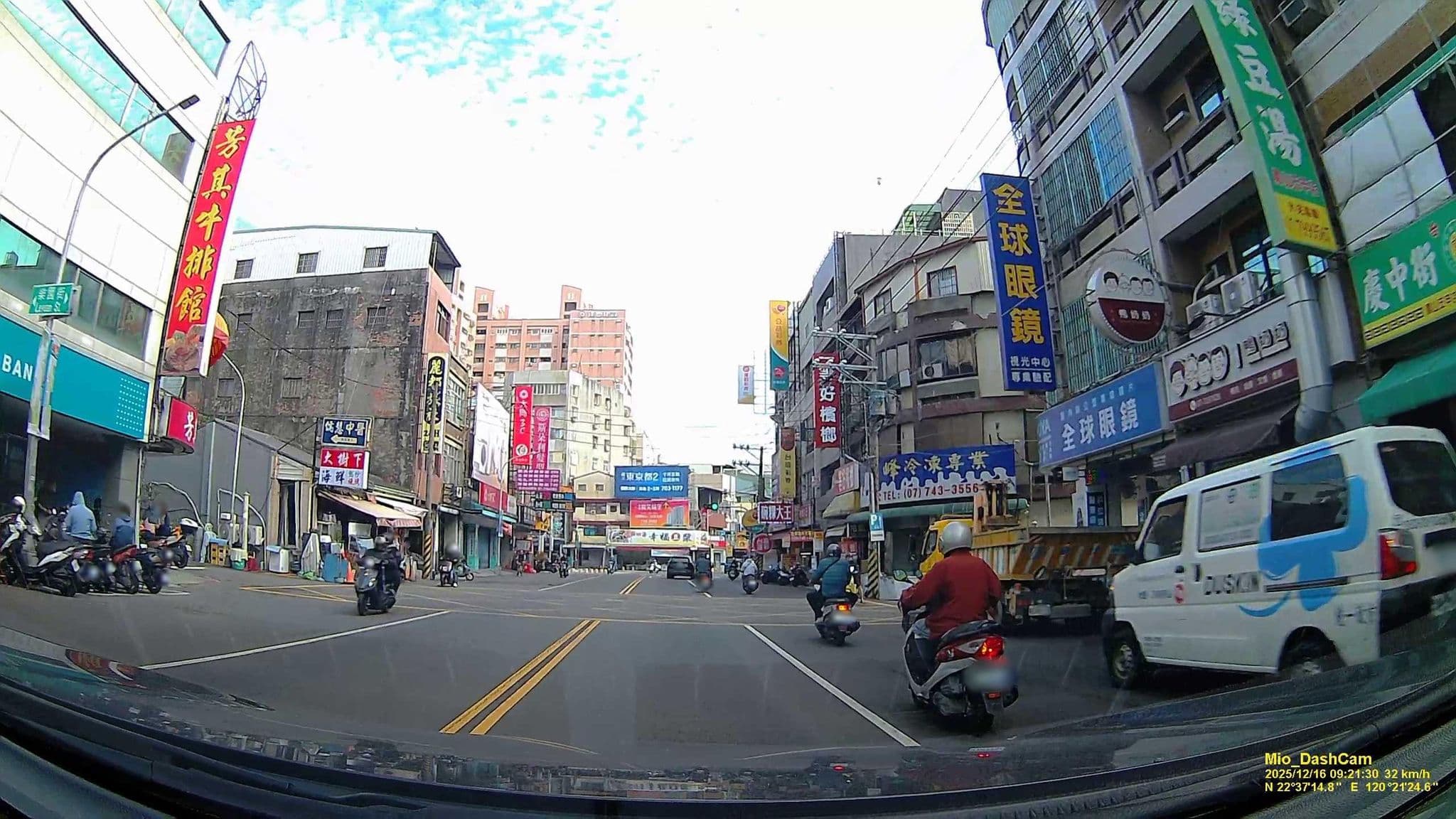 Street view near 麗都大旅社, Fengshan — © hcyen (CC BY-SA · Mapillary)