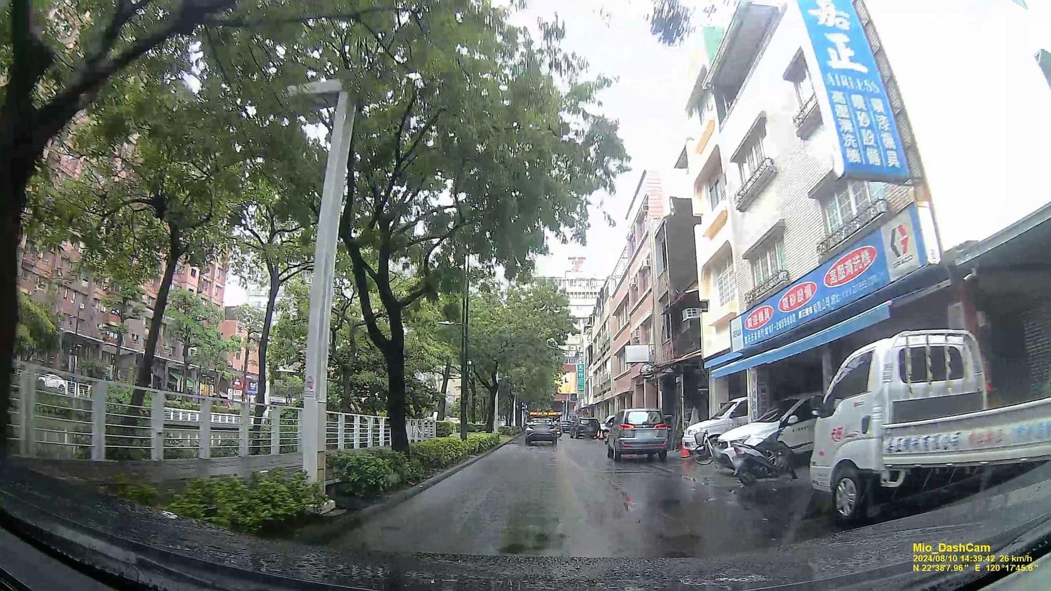 Street view near 龍鄉賓館, Kaohsiung — © hcyen (CC BY-SA · Mapillary)
