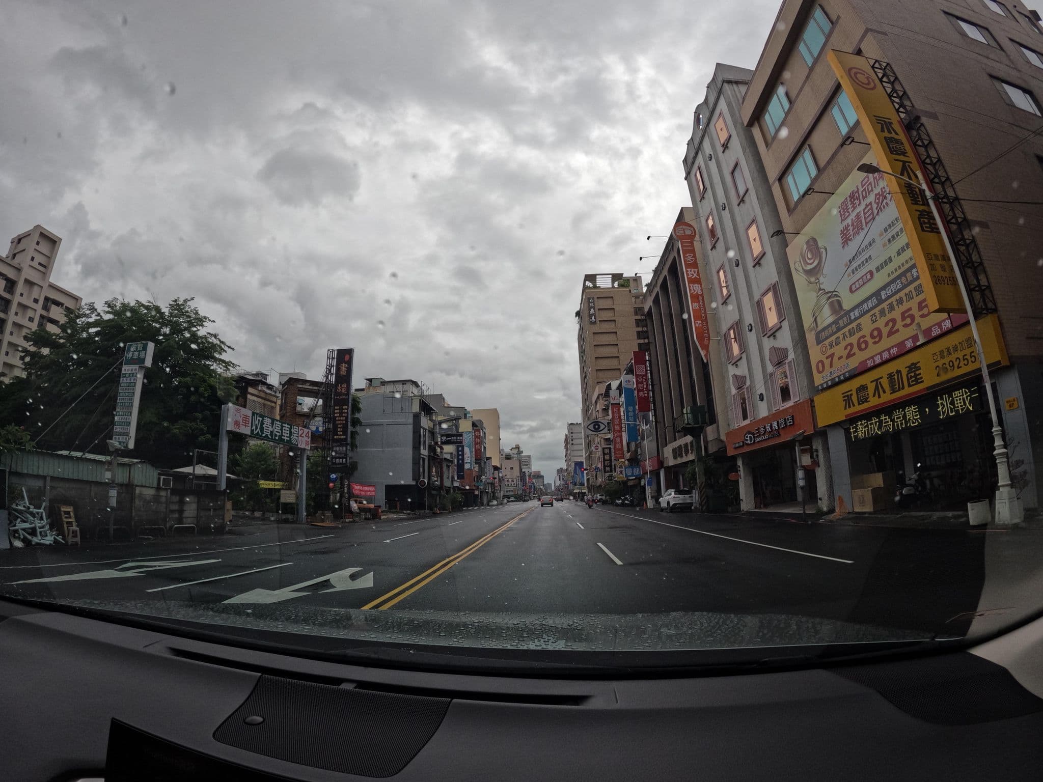 Street view near 玫瑰森林時尚旅館 R&R Hotel, Kaohsiung — © littlebtc (CC BY-SA · Mapillary)