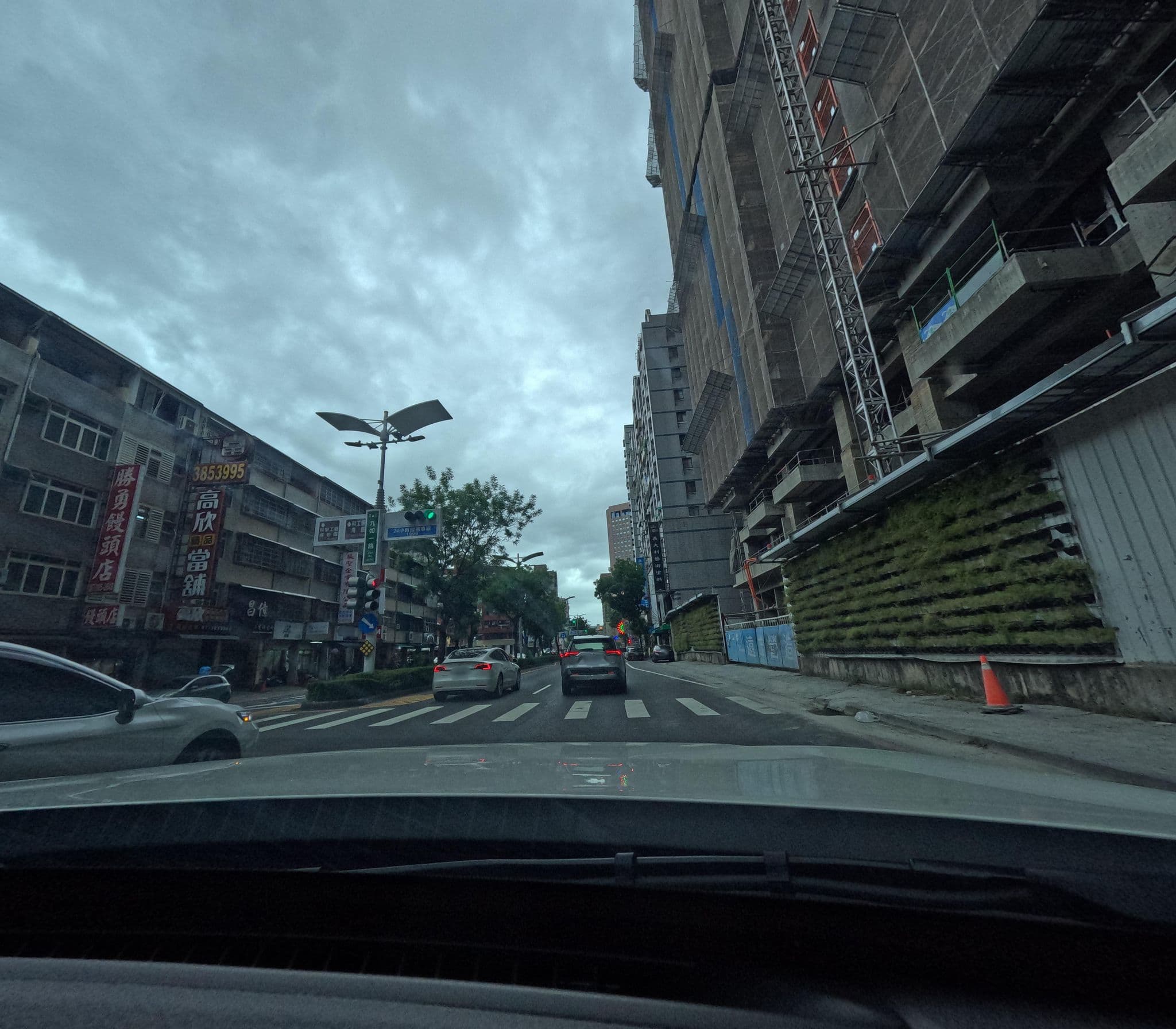 Street view near 人道國際酒店 Jen Dow Internation Hotel, Kaohsiung — © alllenwang (CC BY-SA · Mapillary)