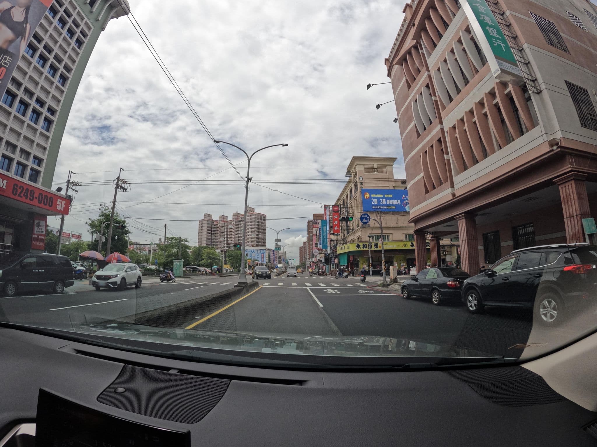 Street view near 國春大旅社, Fengshan — © littlebtc (CC BY-SA · Mapillary)