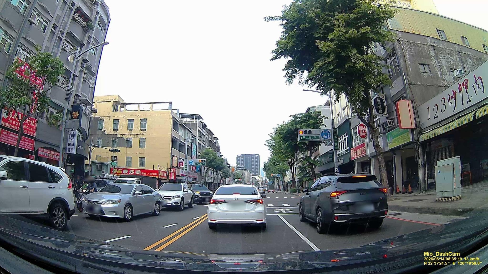 Street view near 康橋商旅(三多館) Kindness Hotel, Kaohsiung — © hcyen (CC BY-SA · Mapillary)