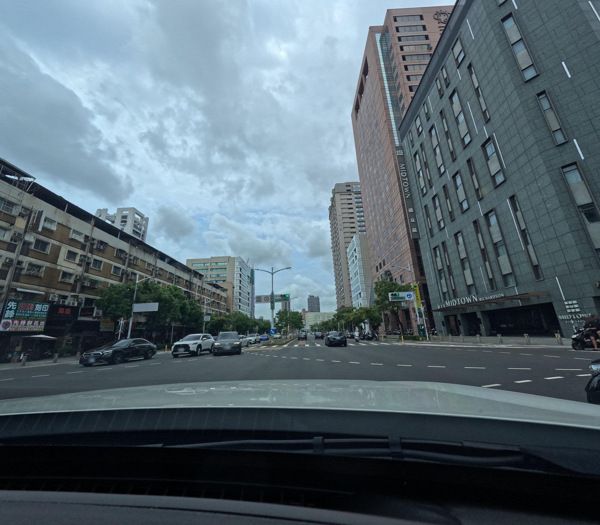 Street view near 德立莊 Hotel Midtown Richardson (高雄博愛館), Kaohsiung — © alllenwang (CC BY-SA · Mapillary)