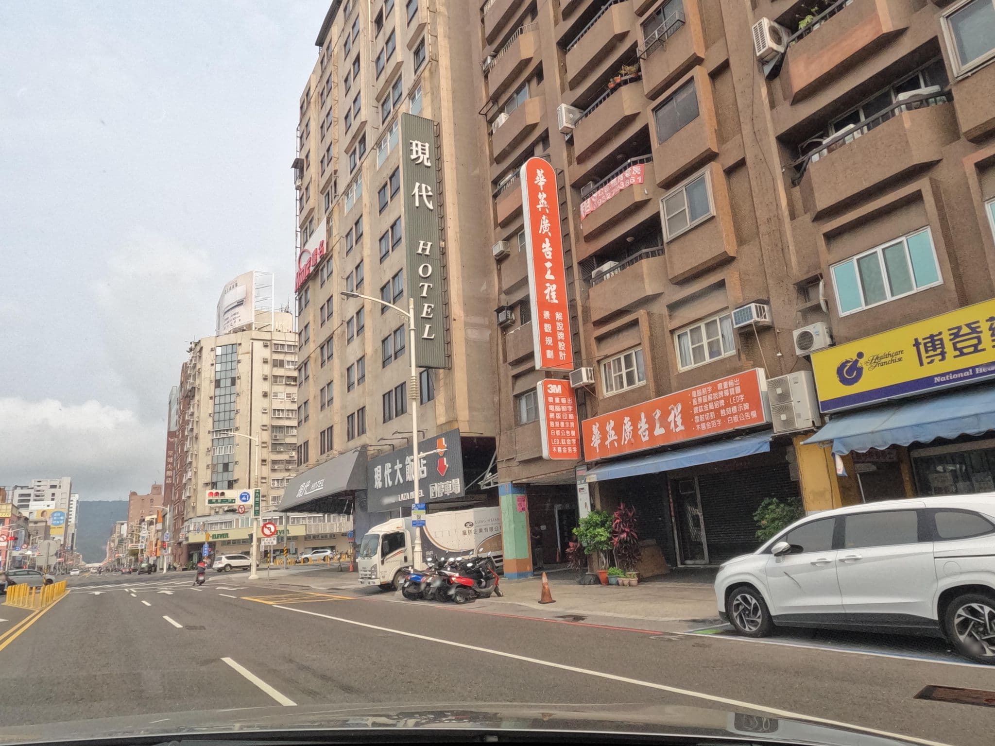 Street view near 現代大飯店 Modern hotel, Kaohsiung — © littlebtc (CC BY-SA · Mapillary)