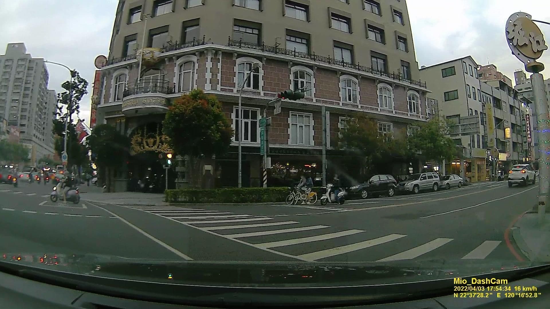 Street view near 漢王洲際飯店, Kaohsiung — © littlebtc (CC BY-SA · Mapillary)