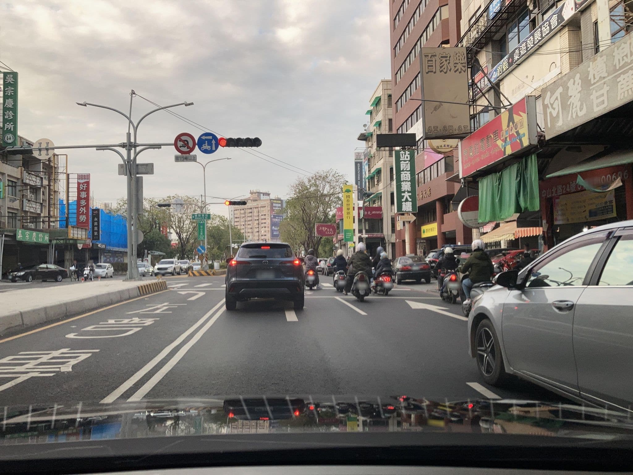 Street view near 太陽城旅館, Fengshan — © irvinfly (CC BY-SA · Mapillary)
