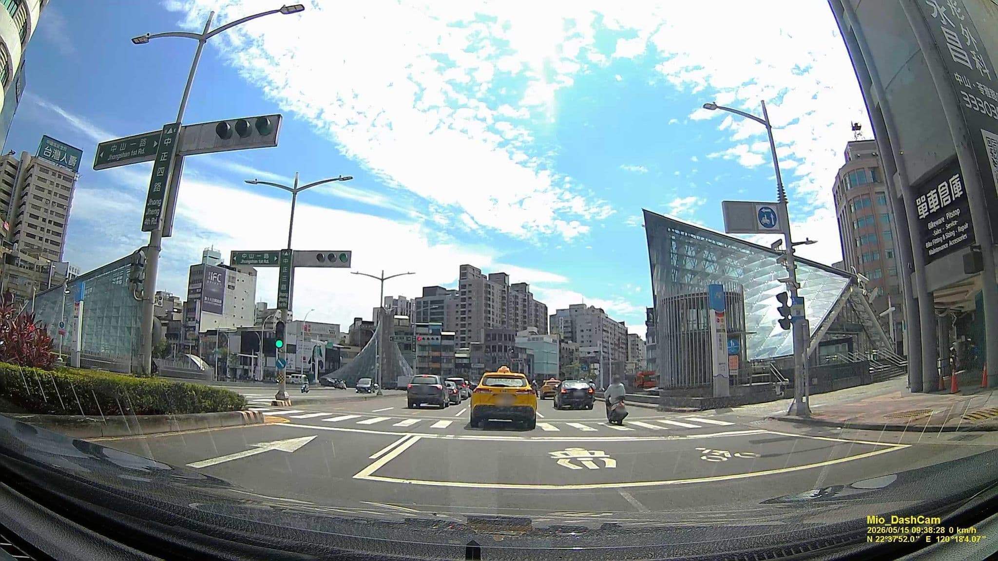 Street view near 中央大飯店, Kaohsiung — © hcyen (CC BY-SA · Mapillary)