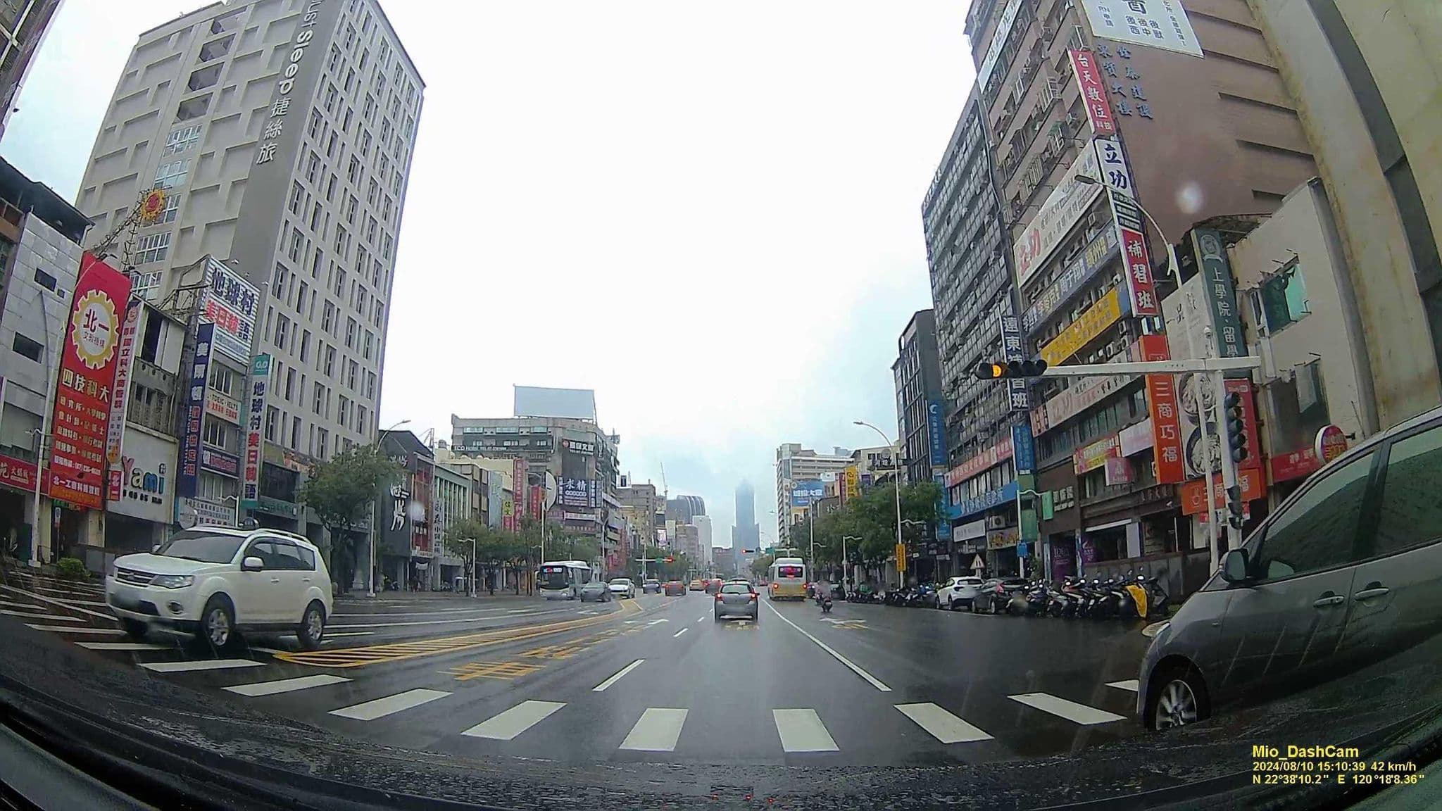 Street view near 凱得來大飯店 Kind Hotel, Kaohsiung — © hcyen (CC BY-SA · Mapillary)